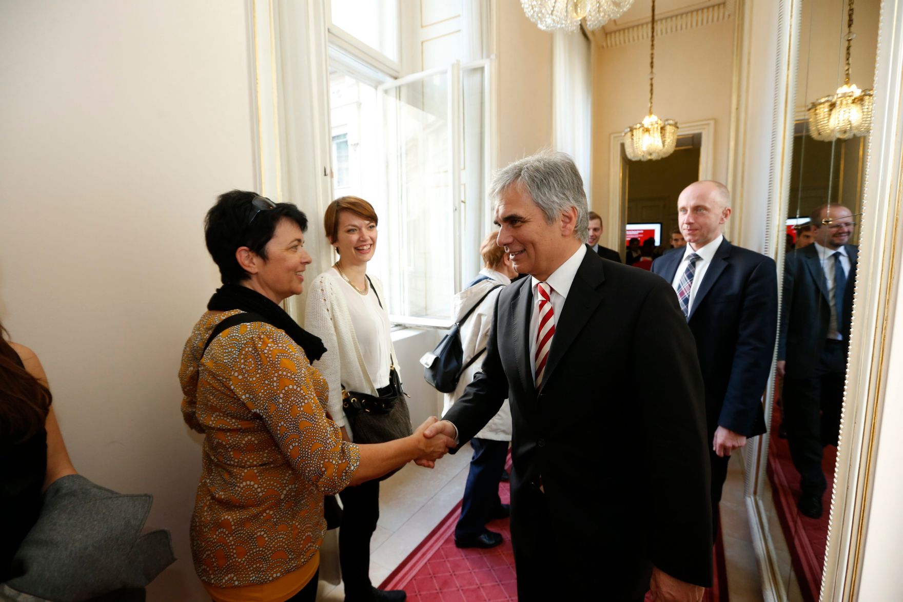 Am 26. Oktober 2013 empfing Bundeskanzler Werner Faymann im Rahmen des Nationalfeiertages Besucherinnen und Besucher im Bundeskanzleramt.
