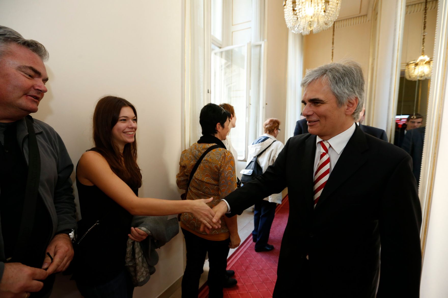 Am 26. Oktober 2013 empfing Bundeskanzler Werner Faymann im Rahmen des Nationalfeiertages Besucherinnen und Besucher im Bundeskanzleramt.