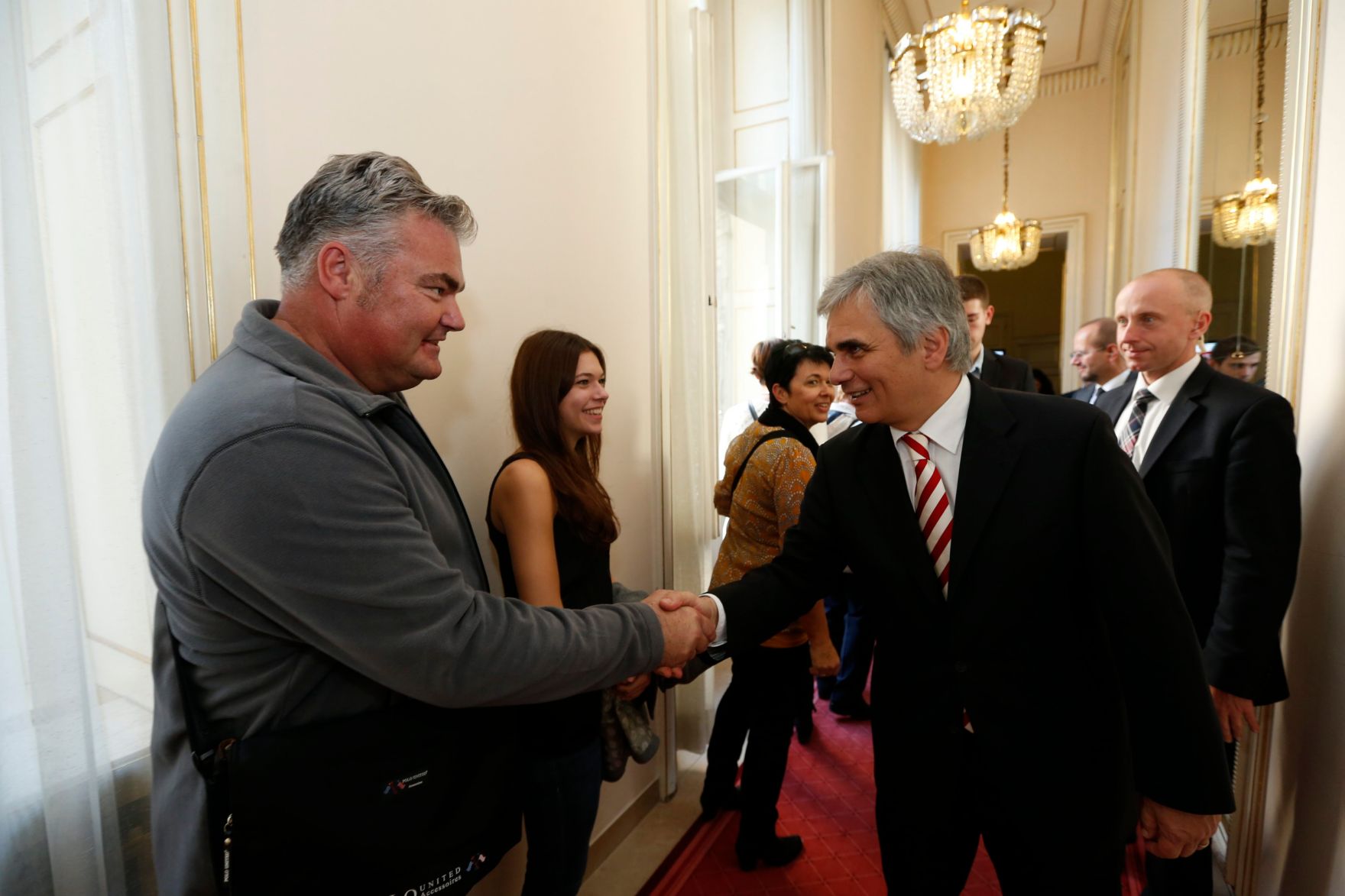 Am 26. Oktober 2013 empfing Bundeskanzler Werner Faymann im Rahmen des Nationalfeiertages Besucherinnen und Besucher im Bundeskanzleramt.
