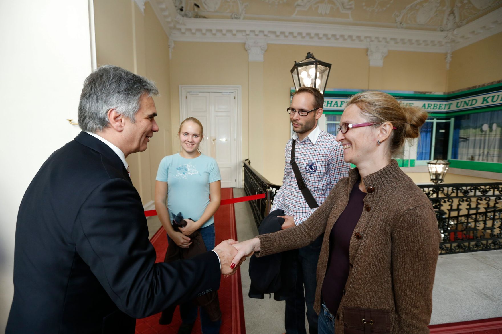 Am 26. Oktober 2013 empfing Bundeskanzler Werner Faymann im Rahmen des Nationalfeiertages Besucherinnen und Besucher im Bundeskanzleramt.