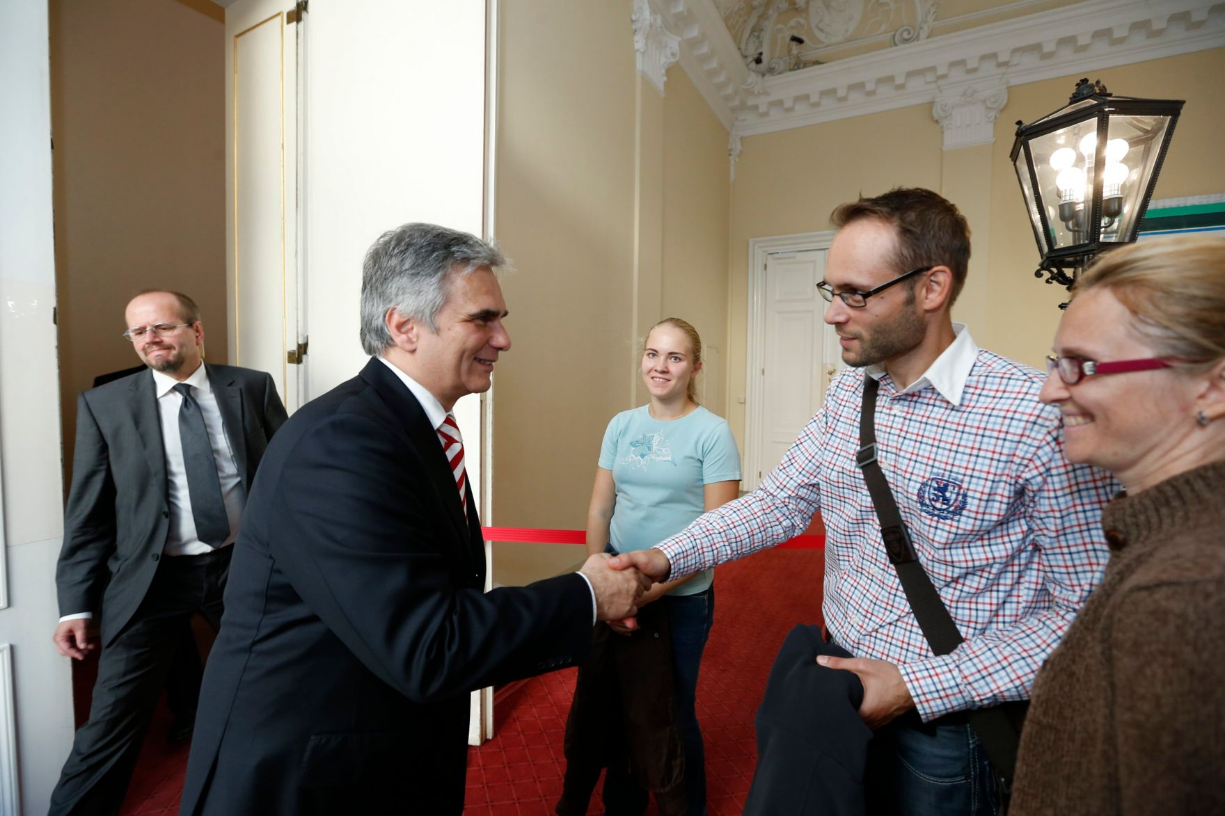 Am 26. Oktober 2013 empfing Bundeskanzler Werner Faymann im Rahmen des Nationalfeiertages Besucherinnen und Besucher im Bundeskanzleramt.