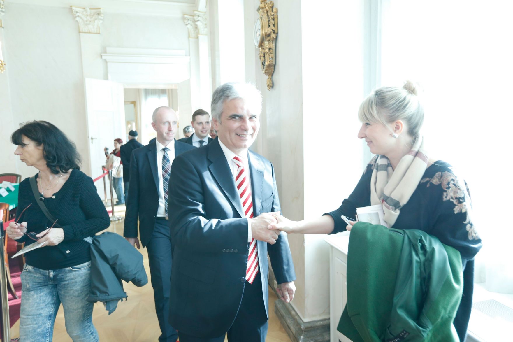 Am 26. Oktober 2013 empfing Bundeskanzler Werner Faymann im Rahmen des Nationalfeiertages Besucherinnen und Besucher im Bundeskanzleramt.