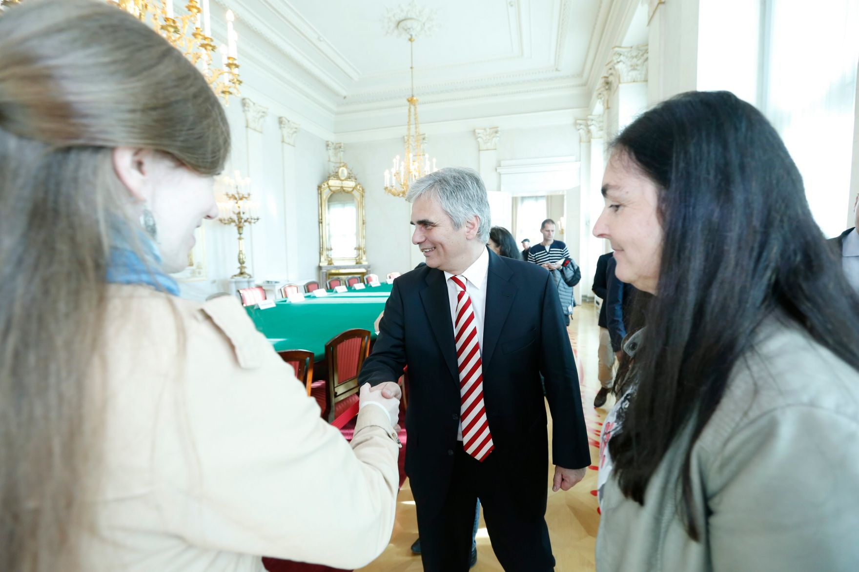 Am 26. Oktober 2013 empfing Bundeskanzler Werner Faymann im Rahmen des Nationalfeiertages Besucherinnen und Besucher im Bundeskanzleramt.