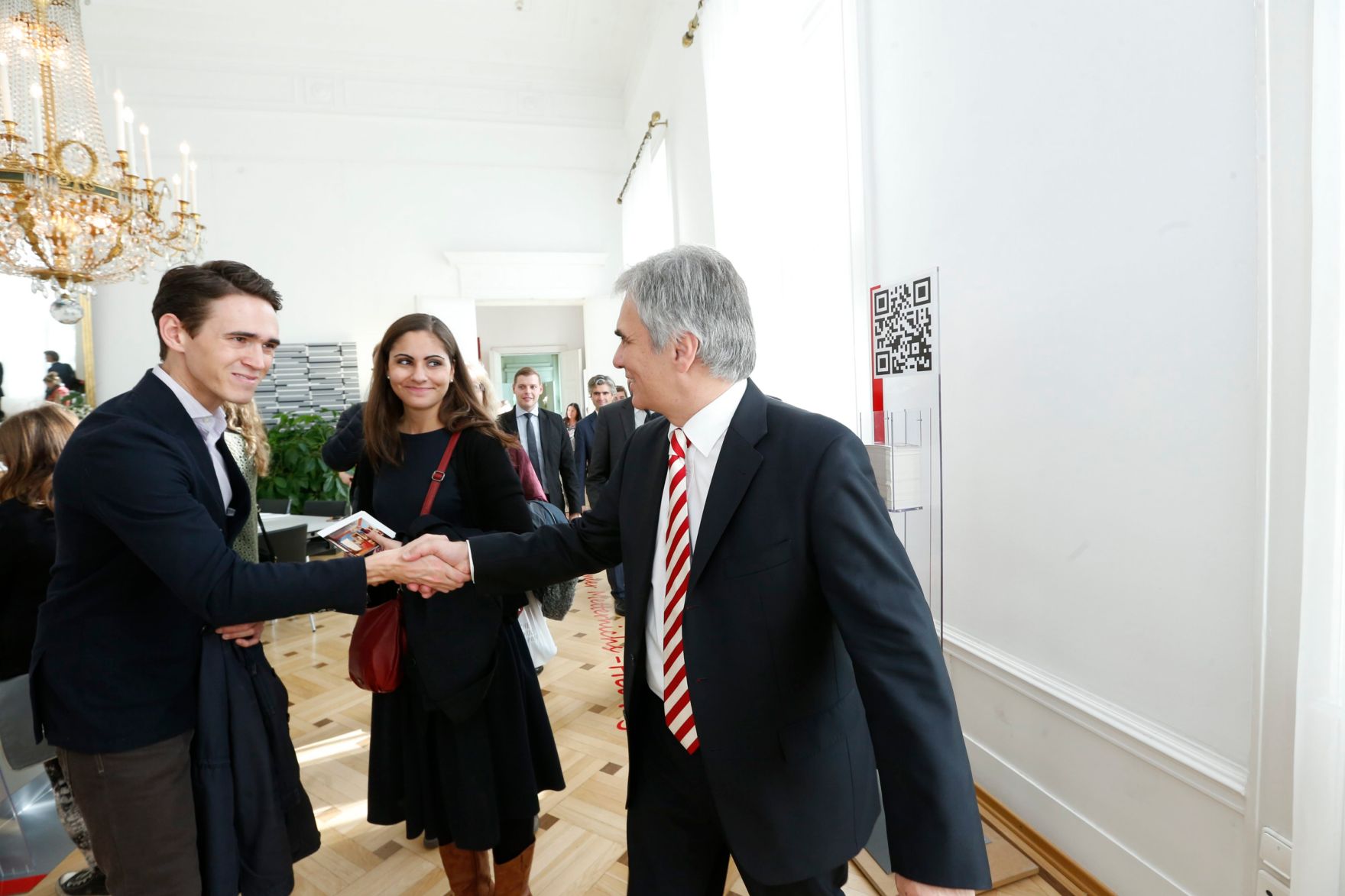 Am 26. Oktober 2013 empfing Bundeskanzler Werner Faymann im Rahmen des Nationalfeiertages Besucherinnen und Besucher im Bundeskanzleramt.