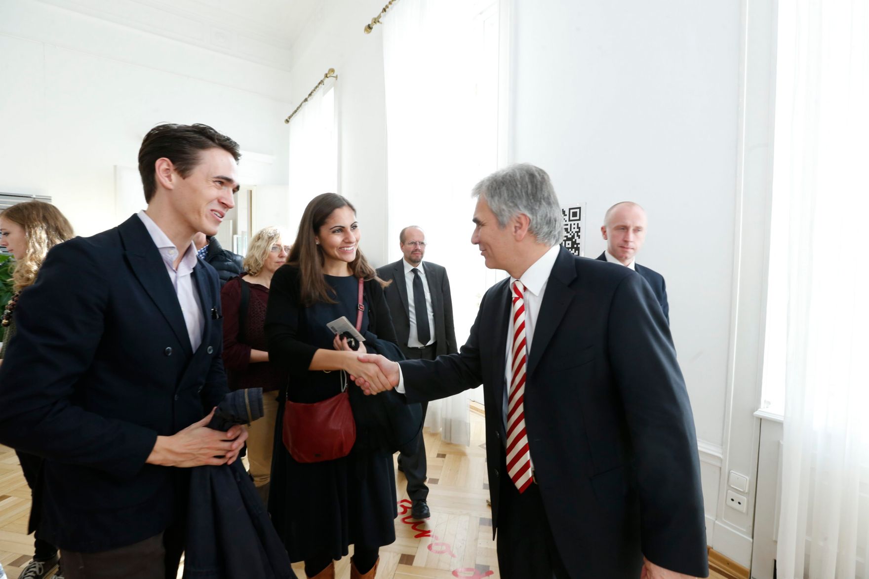 Am 26. Oktober 2013 empfing Bundeskanzler Werner Faymann im Rahmen des Nationalfeiertages Besucherinnen und Besucher im Bundeskanzleramt.