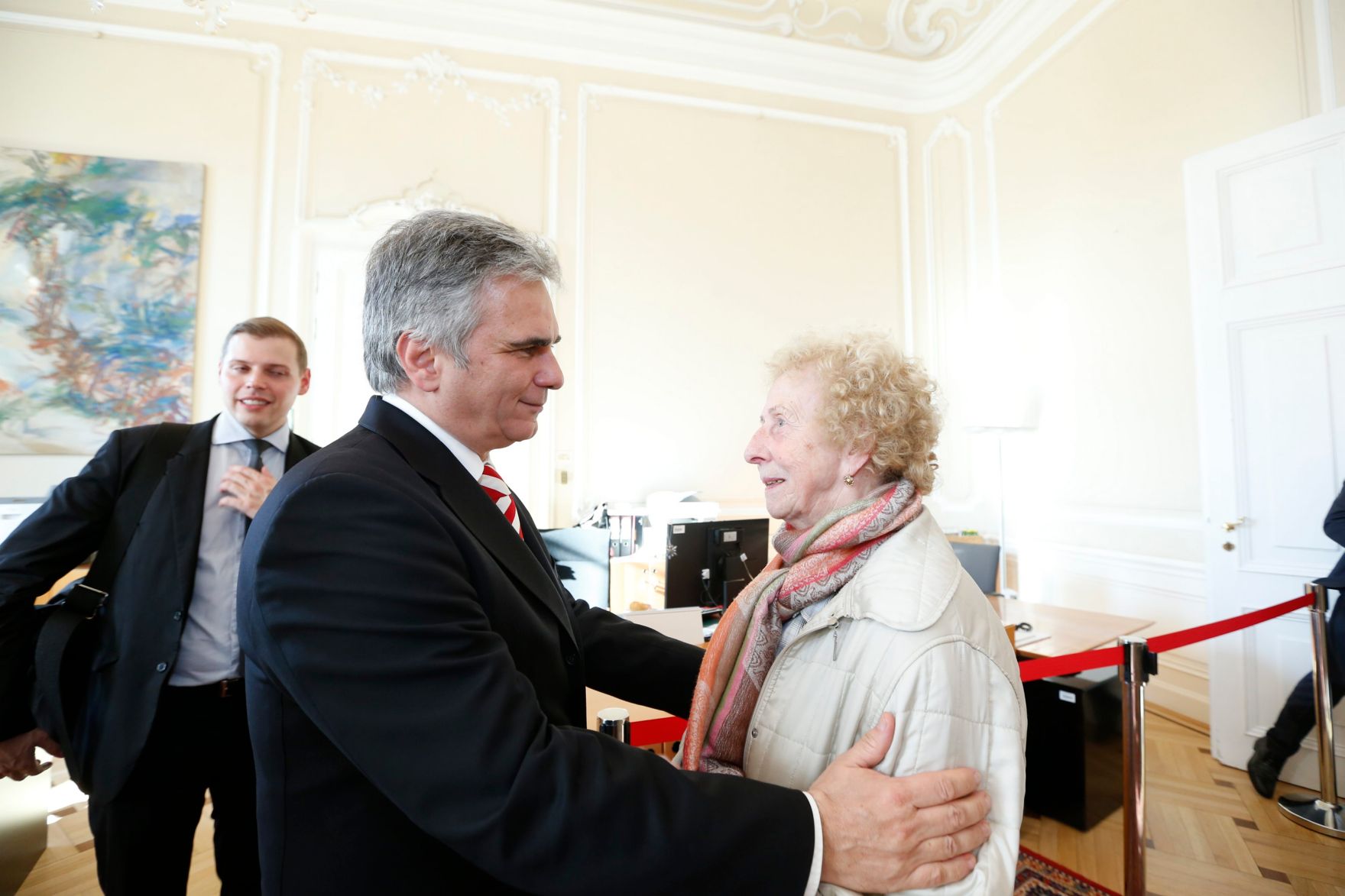 Am 26. Oktober 2013 empfing Bundeskanzler Werner Faymann im Rahmen des Nationalfeiertages Besucherinnen und Besucher im Bundeskanzleramt.