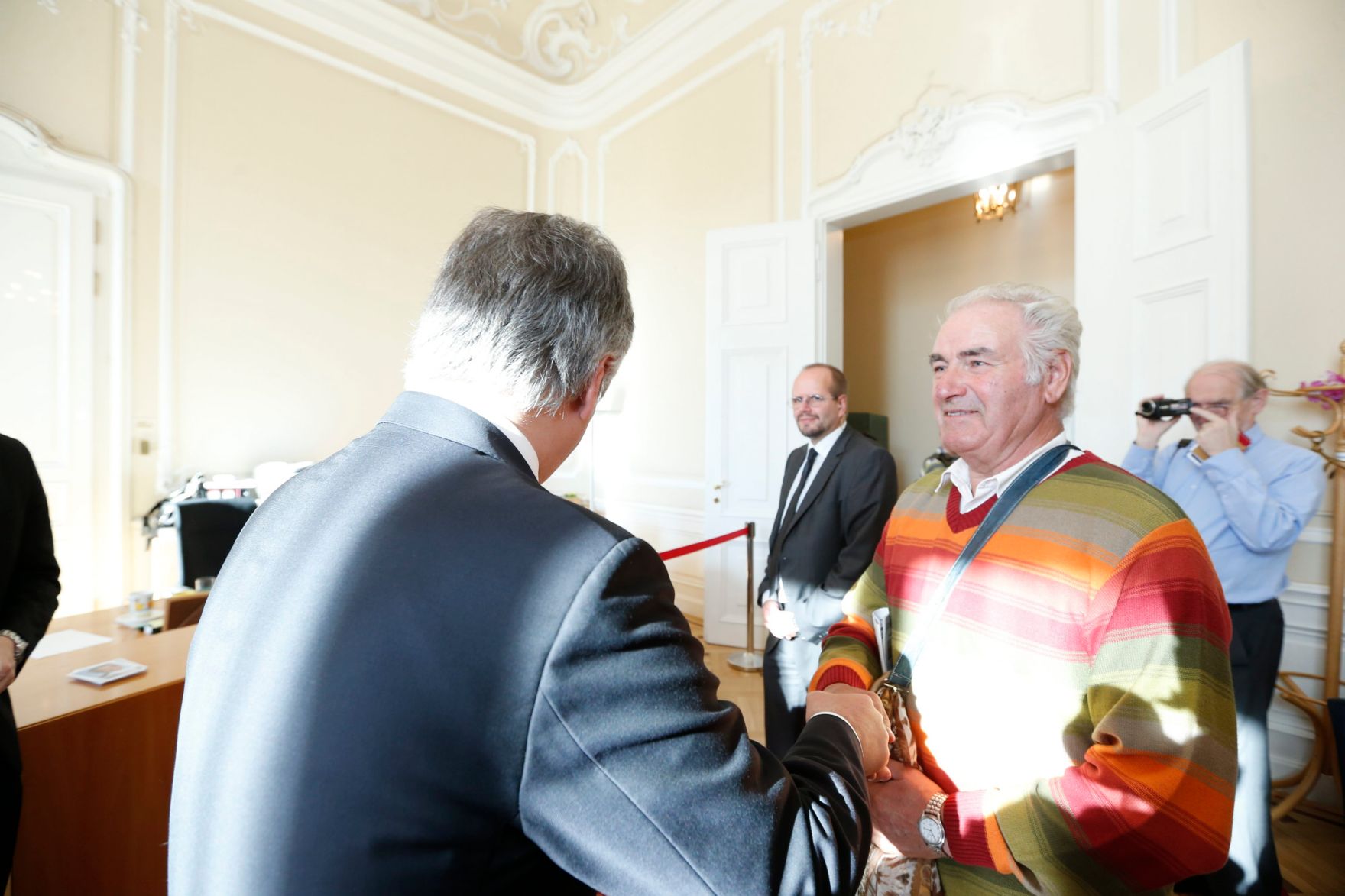 Am 26. Oktober 2013 empfing Bundeskanzler Werner Faymann im Rahmen des Nationalfeiertages Besucherinnen und Besucher im Bundeskanzleramt.