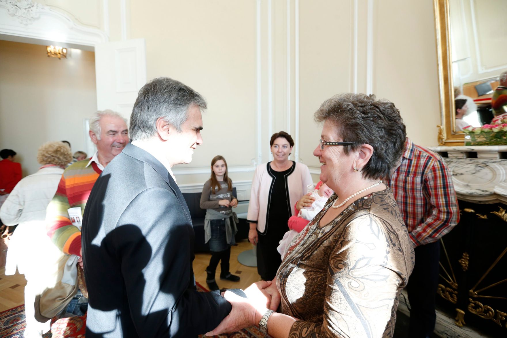 Am 26. Oktober 2013 empfing Bundeskanzler Werner Faymann im Rahmen des Nationalfeiertages Besucherinnen und Besucher im Bundeskanzleramt.