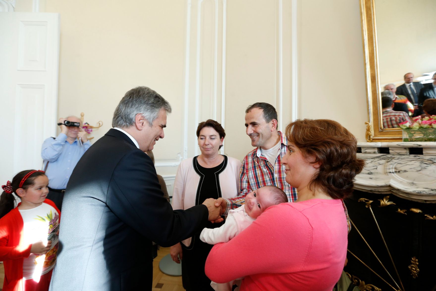 Am 26. Oktober 2013 empfing Bundeskanzler Werner Faymann im Rahmen des Nationalfeiertages Besucherinnen und Besucher im Bundeskanzleramt.
