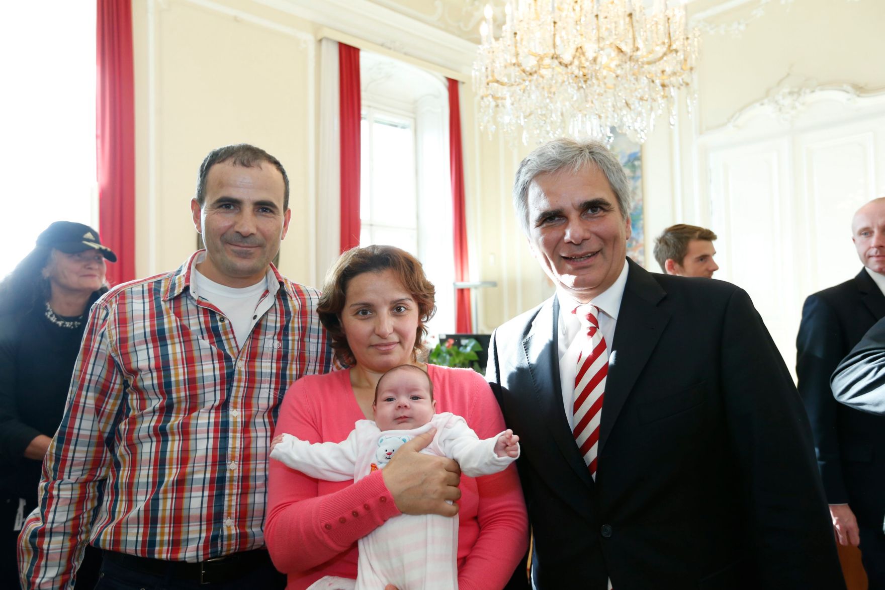 Am 26. Oktober 2013 empfing Bundeskanzler Werner Faymann im Rahmen des Nationalfeiertages Besucherinnen und Besucher im Bundeskanzleramt.