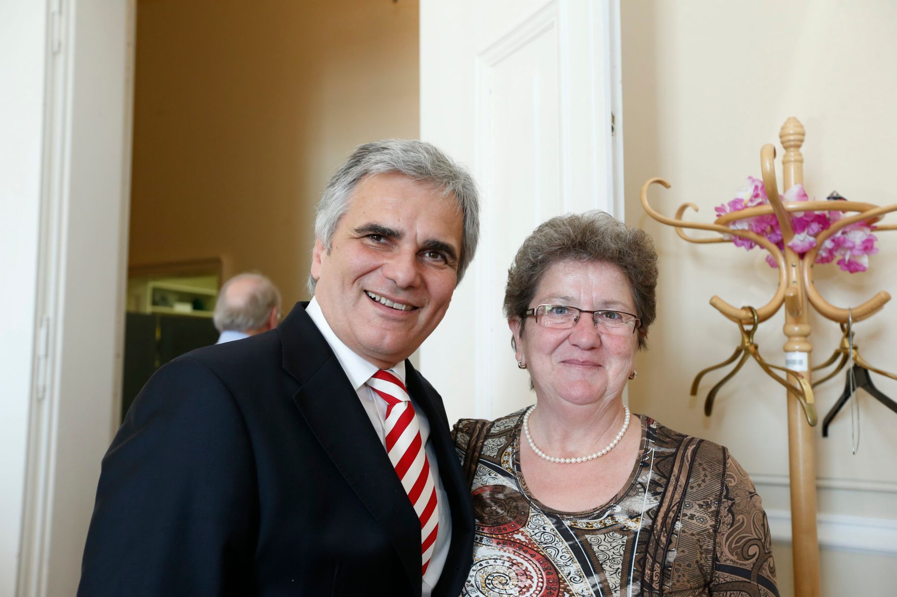 Am 26. Oktober 2013 empfing Bundeskanzler Werner Faymann im Rahmen des Nationalfeiertages Besucherinnen und Besucher im Bundeskanzleramt.