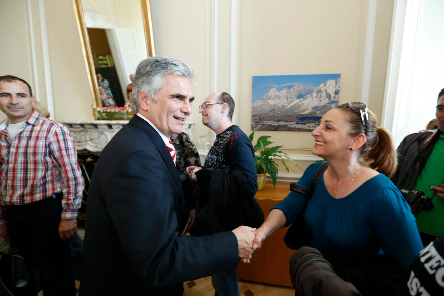 Am 26. Oktober 2013 empfing Bundeskanzler Werner Faymann im Rahmen des Nationalfeiertages Besucherinnen und Besucher im Bundeskanzleramt.