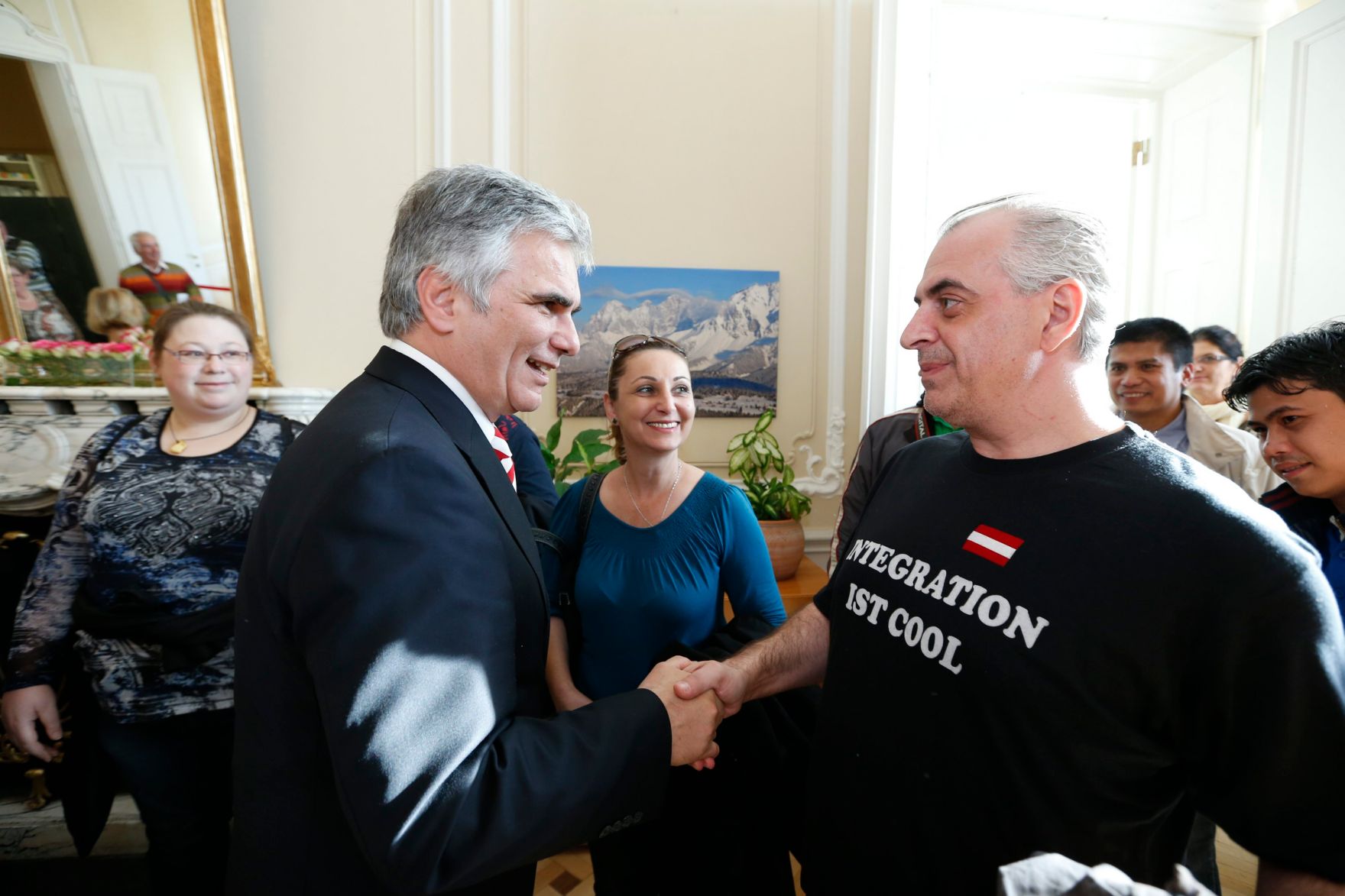 Am 26. Oktober 2013 empfing Bundeskanzler Werner Faymann im Rahmen des Nationalfeiertages Besucherinnen und Besucher im Bundeskanzleramt.