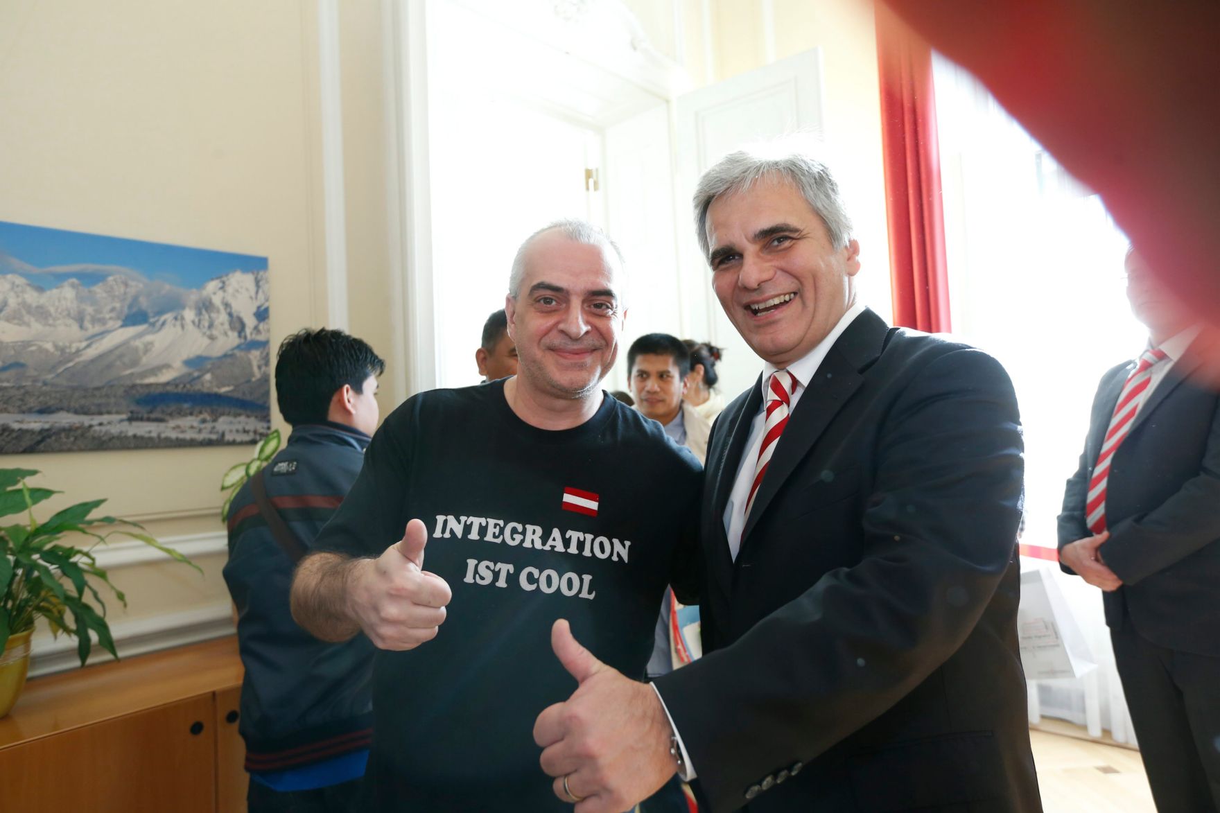 Am 26. Oktober 2013 empfing Bundeskanzler Werner Faymann im Rahmen des Nationalfeiertages Besucherinnen und Besucher im Bundeskanzleramt.