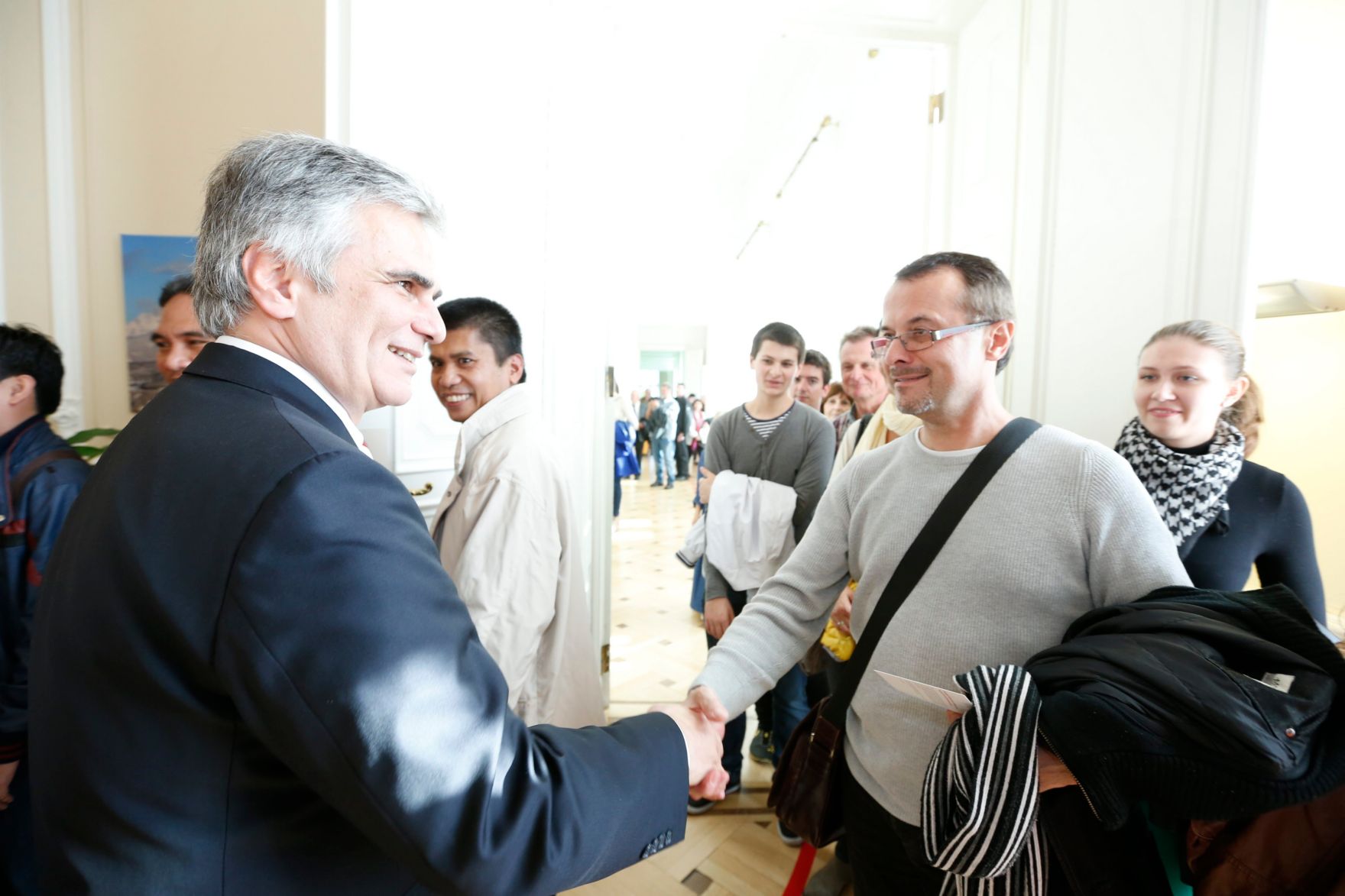 Am 26. Oktober 2013 empfing Bundeskanzler Werner Faymann im Rahmen des Nationalfeiertages Besucherinnen und Besucher im Bundeskanzleramt.