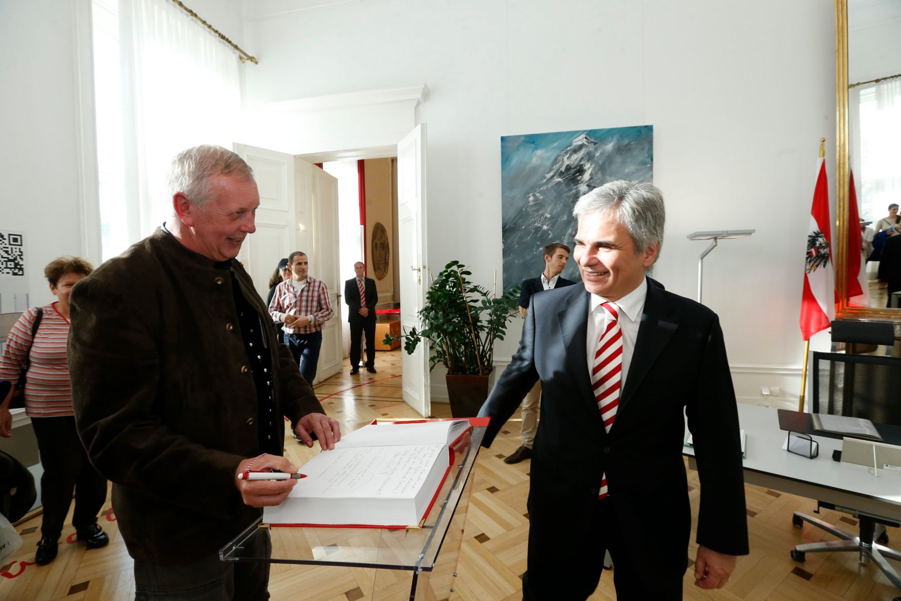 Am 26. Oktober 2013 empfing Bundeskanzler Werner Faymann im Rahmen des Nationalfeiertages Besucherinnen und Besucher im Bundeskanzleramt.