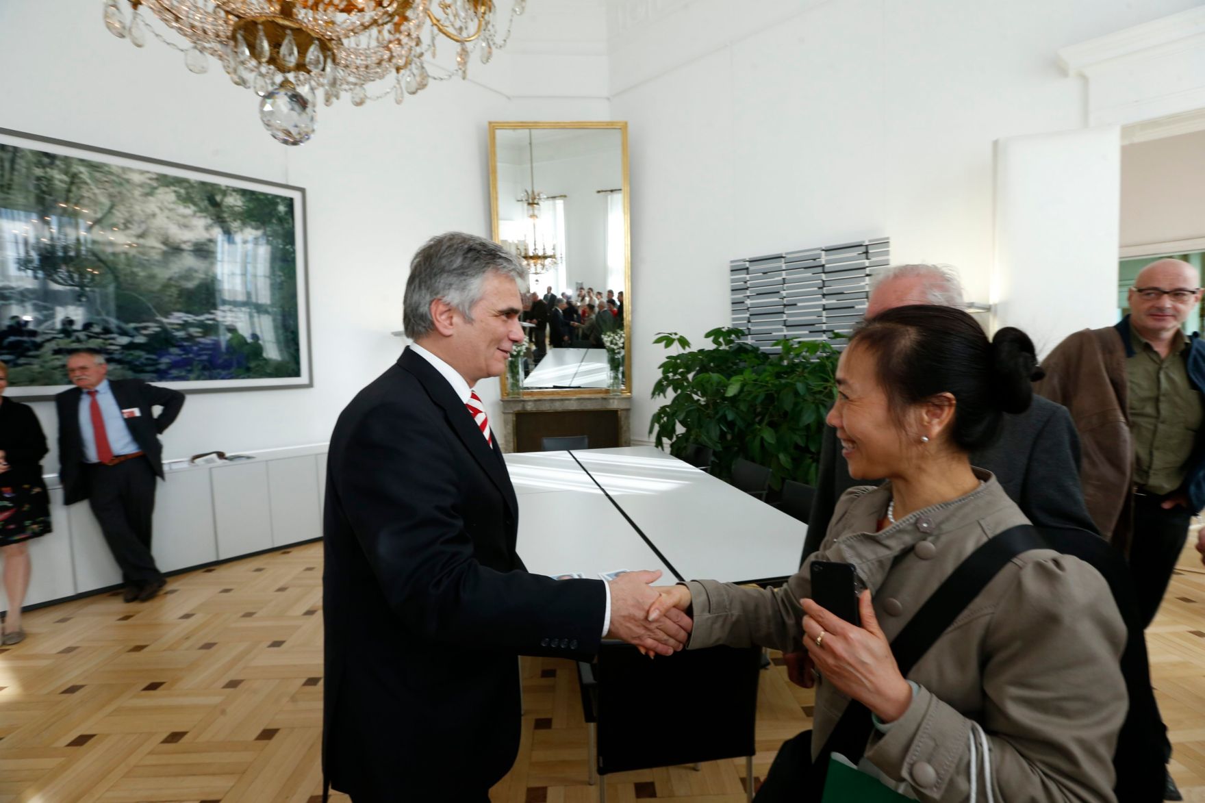 Am 26. Oktober 2013 empfing Bundeskanzler Werner Faymann im Rahmen des Nationalfeiertages Besucherinnen und Besucher im Bundeskanzleramt.