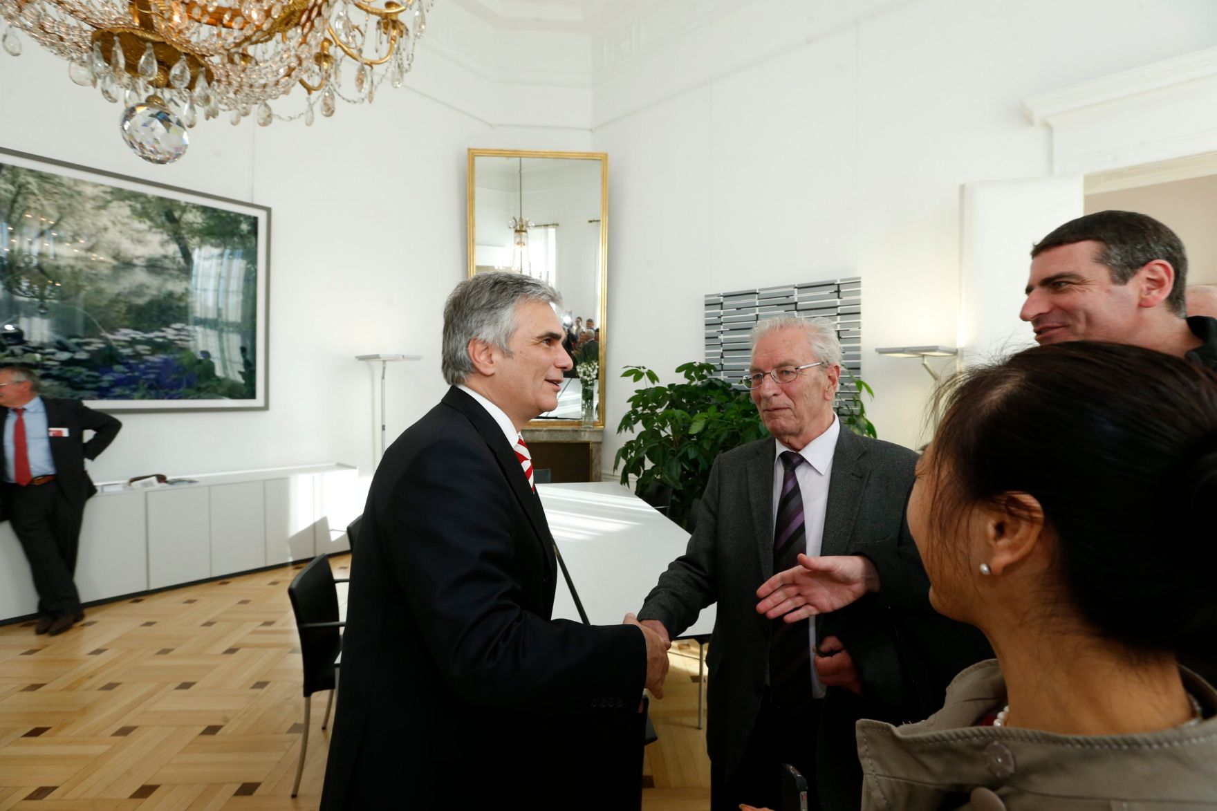 Am 26. Oktober 2013 empfing Bundeskanzler Werner Faymann im Rahmen des Nationalfeiertages Besucherinnen und Besucher im Bundeskanzleramt.