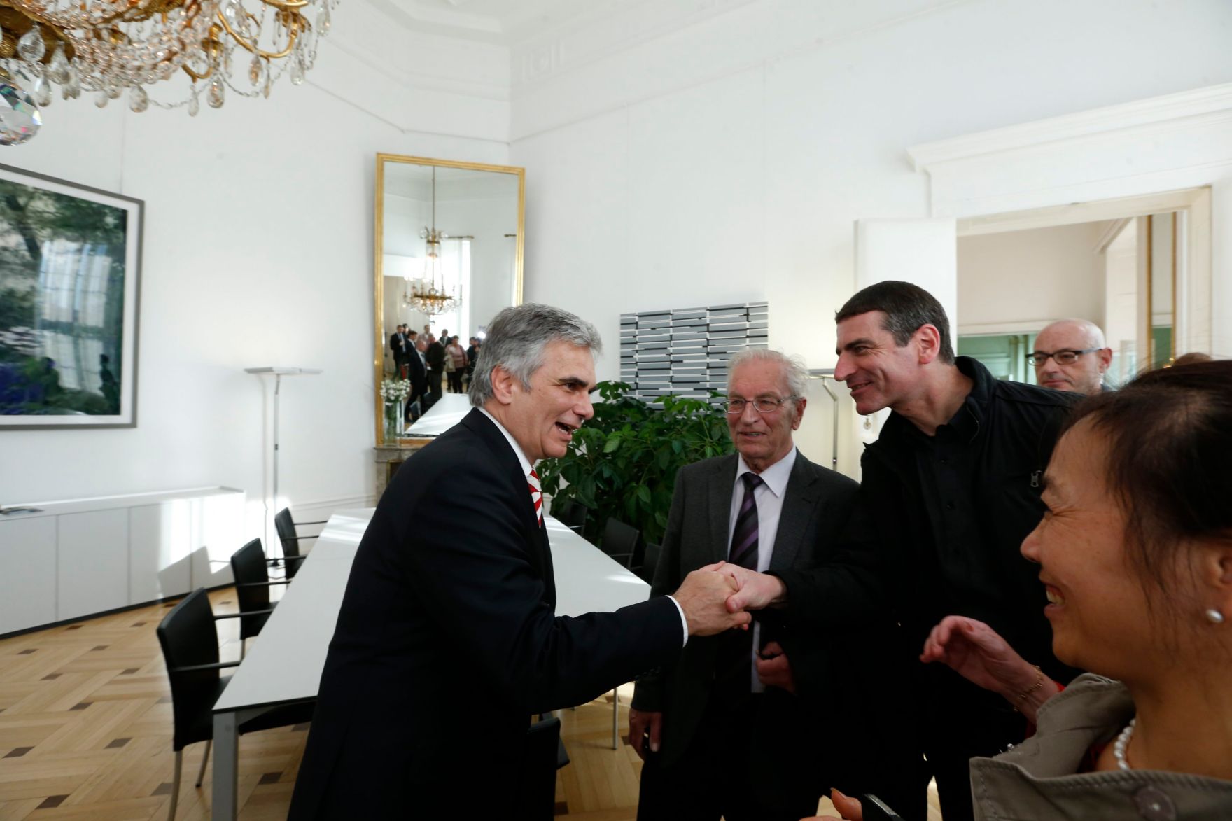 Am 26. Oktober 2013 empfing Bundeskanzler Werner Faymann im Rahmen des Nationalfeiertages Besucherinnen und Besucher im Bundeskanzleramt.
