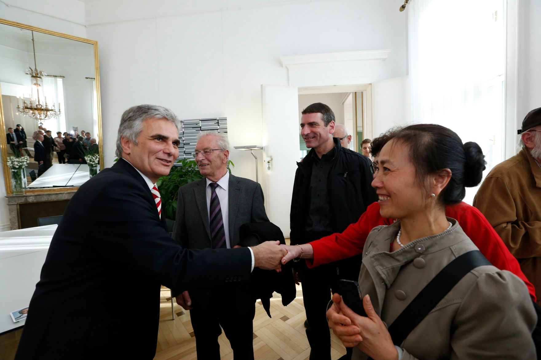 Am 26. Oktober 2013 empfing Bundeskanzler Werner Faymann im Rahmen des Nationalfeiertages Besucherinnen und Besucher im Bundeskanzleramt.