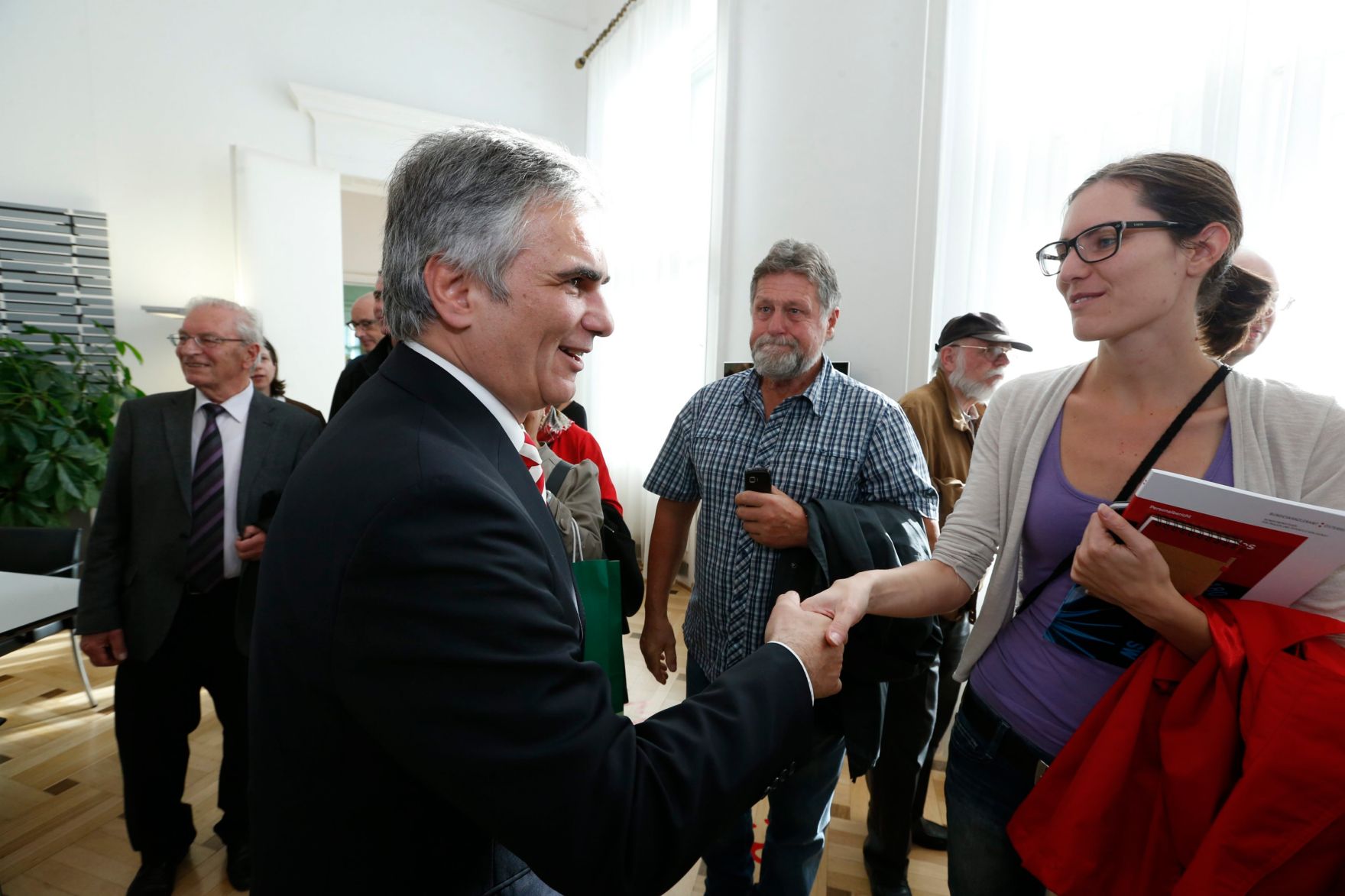 Am 26. Oktober 2013 empfing Bundeskanzler Werner Faymann im Rahmen des Nationalfeiertages Besucherinnen und Besucher im Bundeskanzleramt.