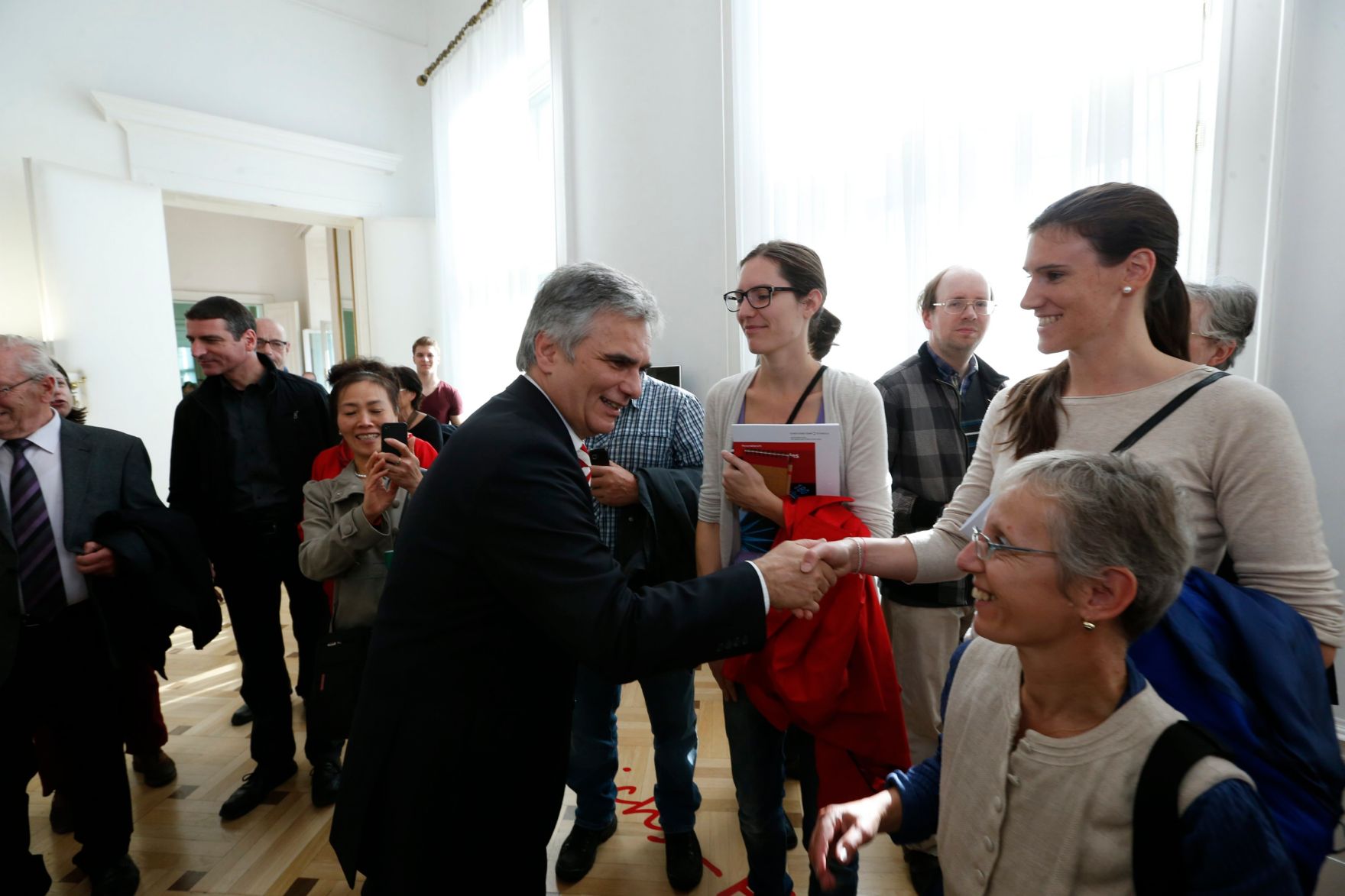Am 26. Oktober 2013 empfing Bundeskanzler Werner Faymann im Rahmen des Nationalfeiertages Besucherinnen und Besucher im Bundeskanzleramt.