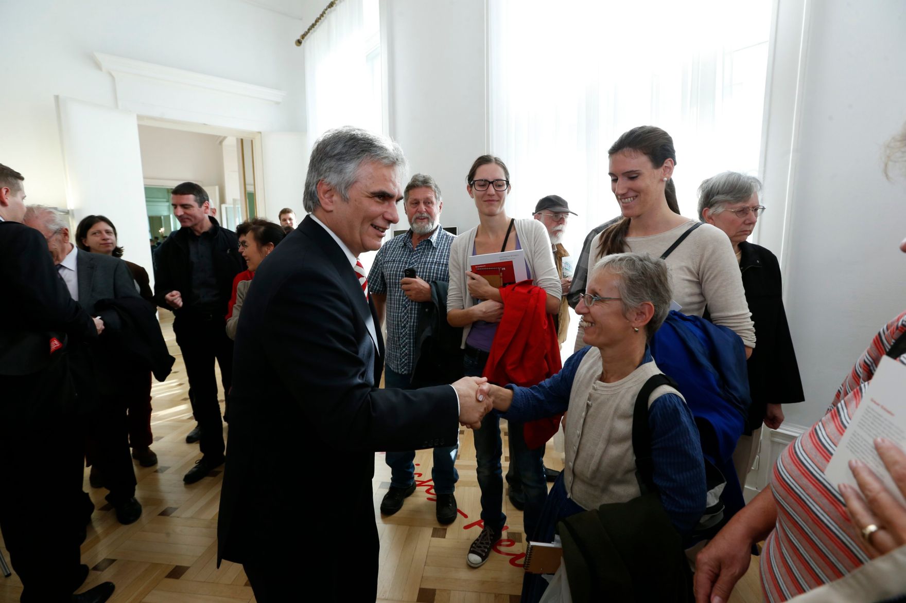Am 26. Oktober 2013 empfing Bundeskanzler Werner Faymann im Rahmen des Nationalfeiertages Besucherinnen und Besucher im Bundeskanzleramt.