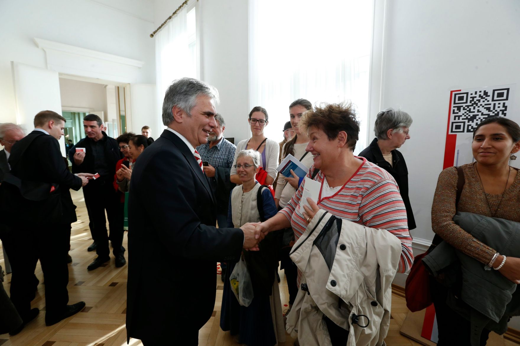 Am 26. Oktober 2013 empfing Bundeskanzler Werner Faymann im Rahmen des Nationalfeiertages Besucherinnen und Besucher im Bundeskanzleramt.