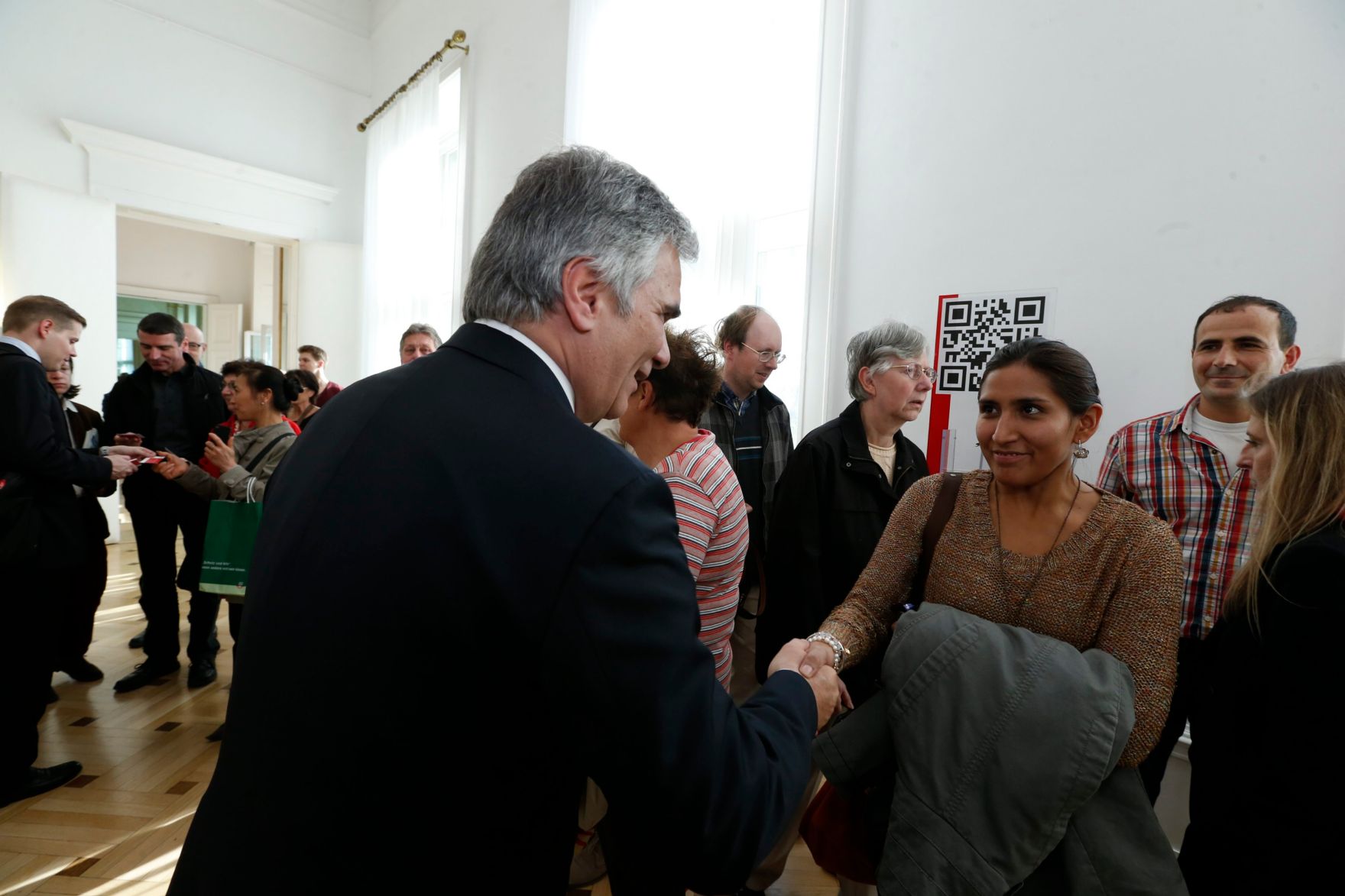 Am 26. Oktober 2013 empfing Bundeskanzler Werner Faymann im Rahmen des Nationalfeiertages Besucherinnen und Besucher im Bundeskanzleramt.