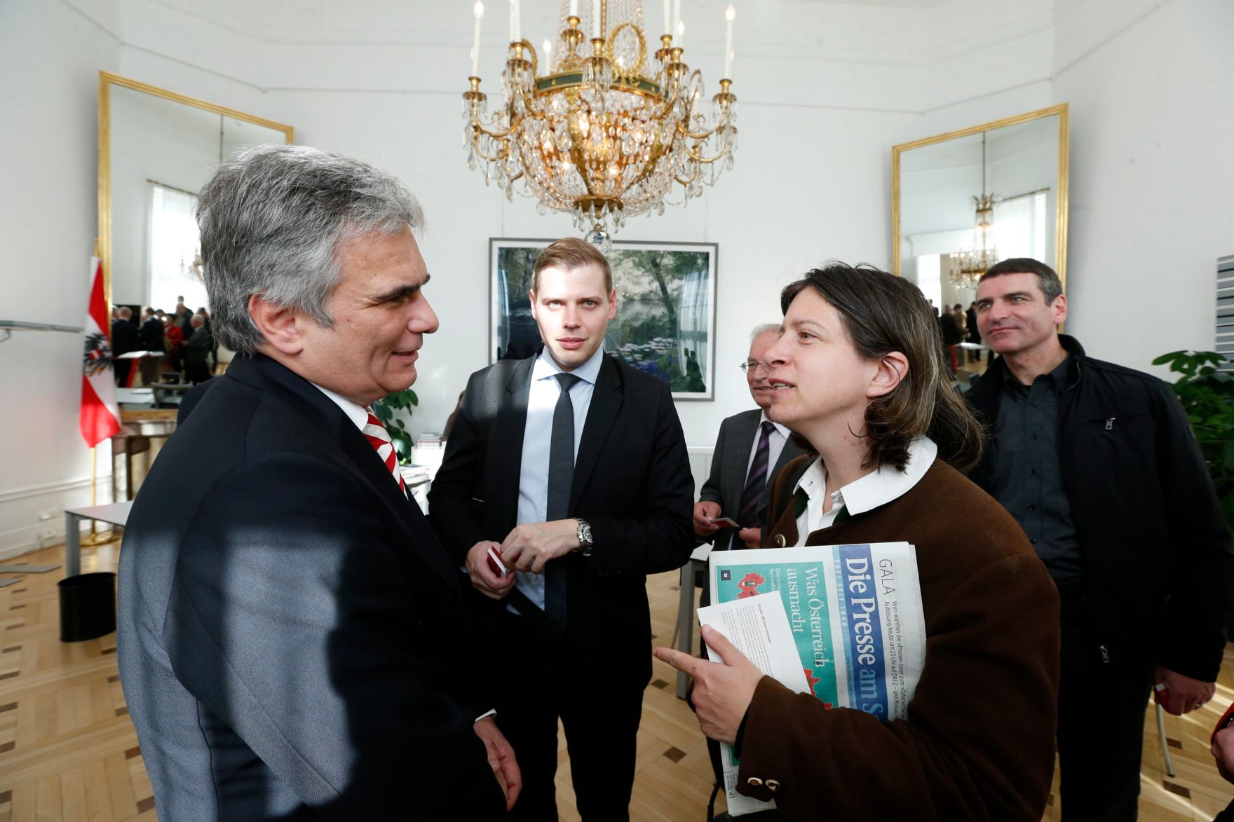 Am 26. Oktober 2013 empfing Bundeskanzler Werner Faymann im Rahmen des Nationalfeiertages Besucherinnen und Besucher im Bundeskanzleramt.