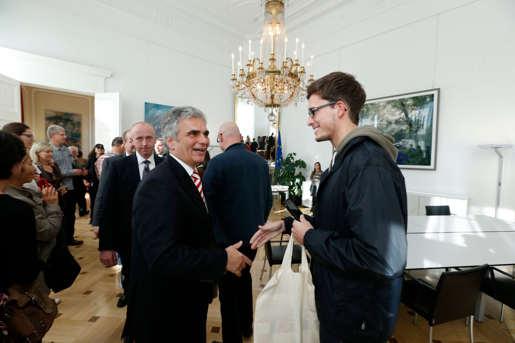 Am 26. Oktober 2013 empfing Bundeskanzler Werner Faymann im Rahmen des Nationalfeiertages Besucherinnen und Besucher im Bundeskanzleramt.