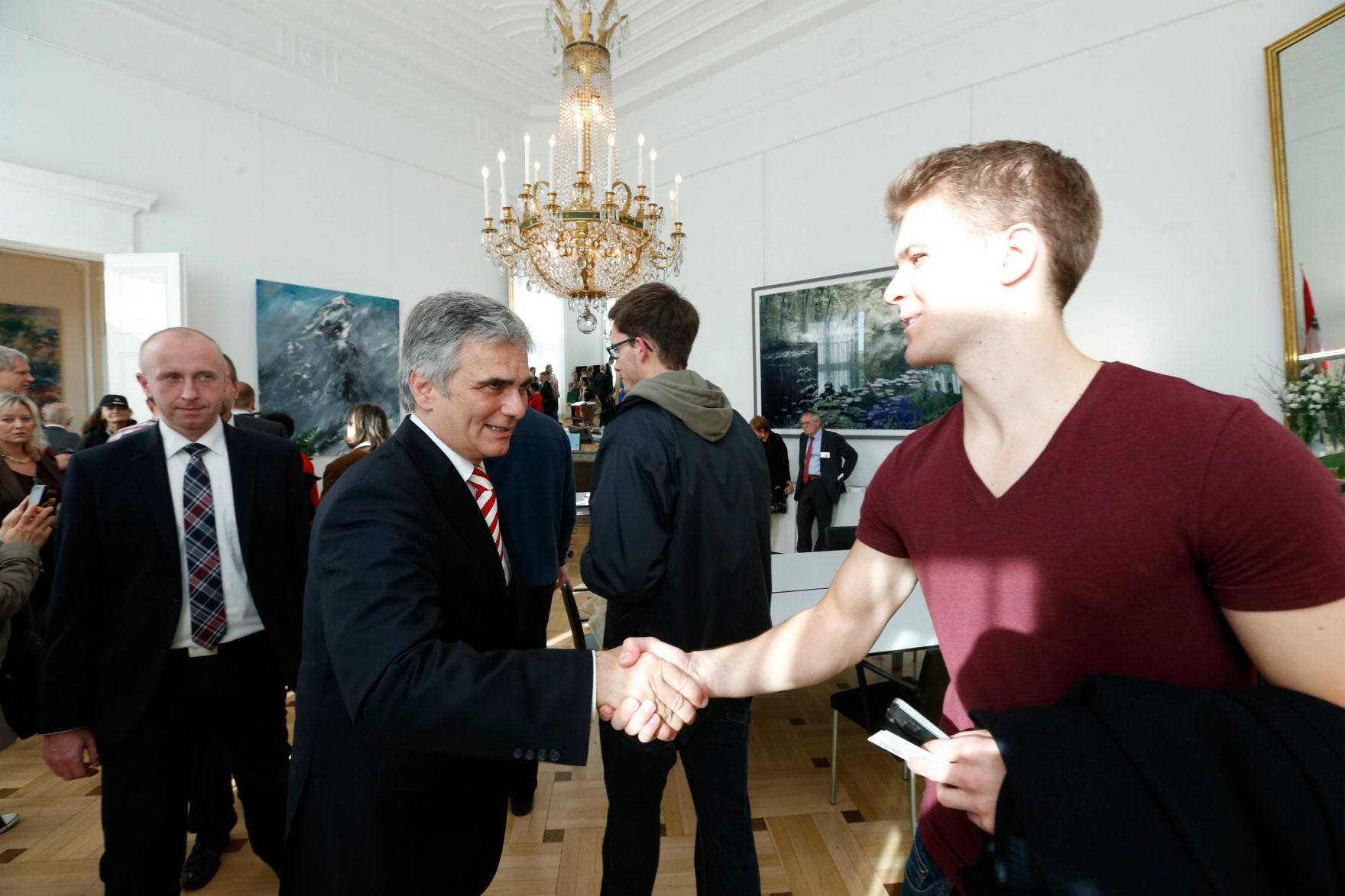 Am 26. Oktober 2013 empfing Bundeskanzler Werner Faymann im Rahmen des Nationalfeiertages Besucherinnen und Besucher im Bundeskanzleramt.