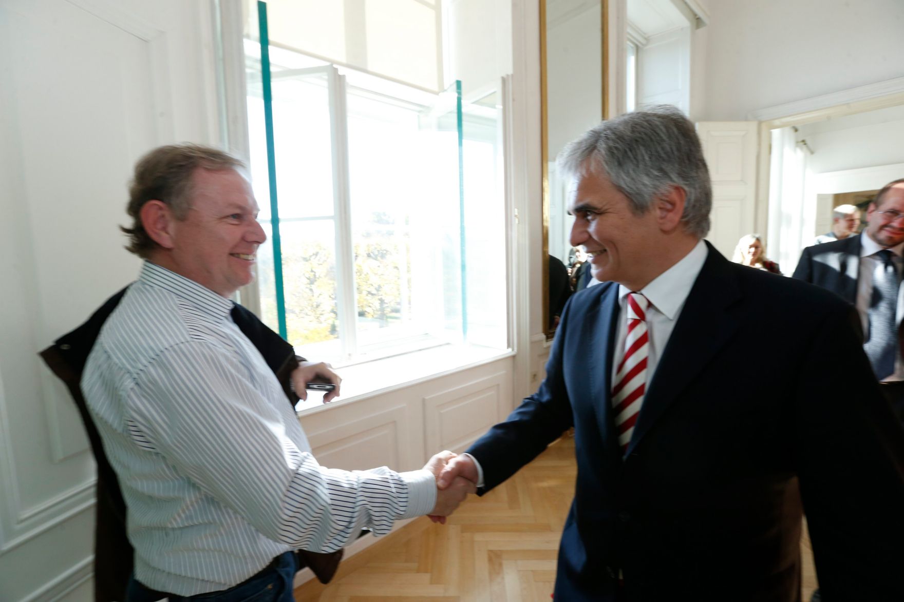 Am 26. Oktober 2013 empfing Bundeskanzler Werner Faymann im Rahmen des Nationalfeiertages Besucherinnen und Besucher im Bundeskanzleramt.