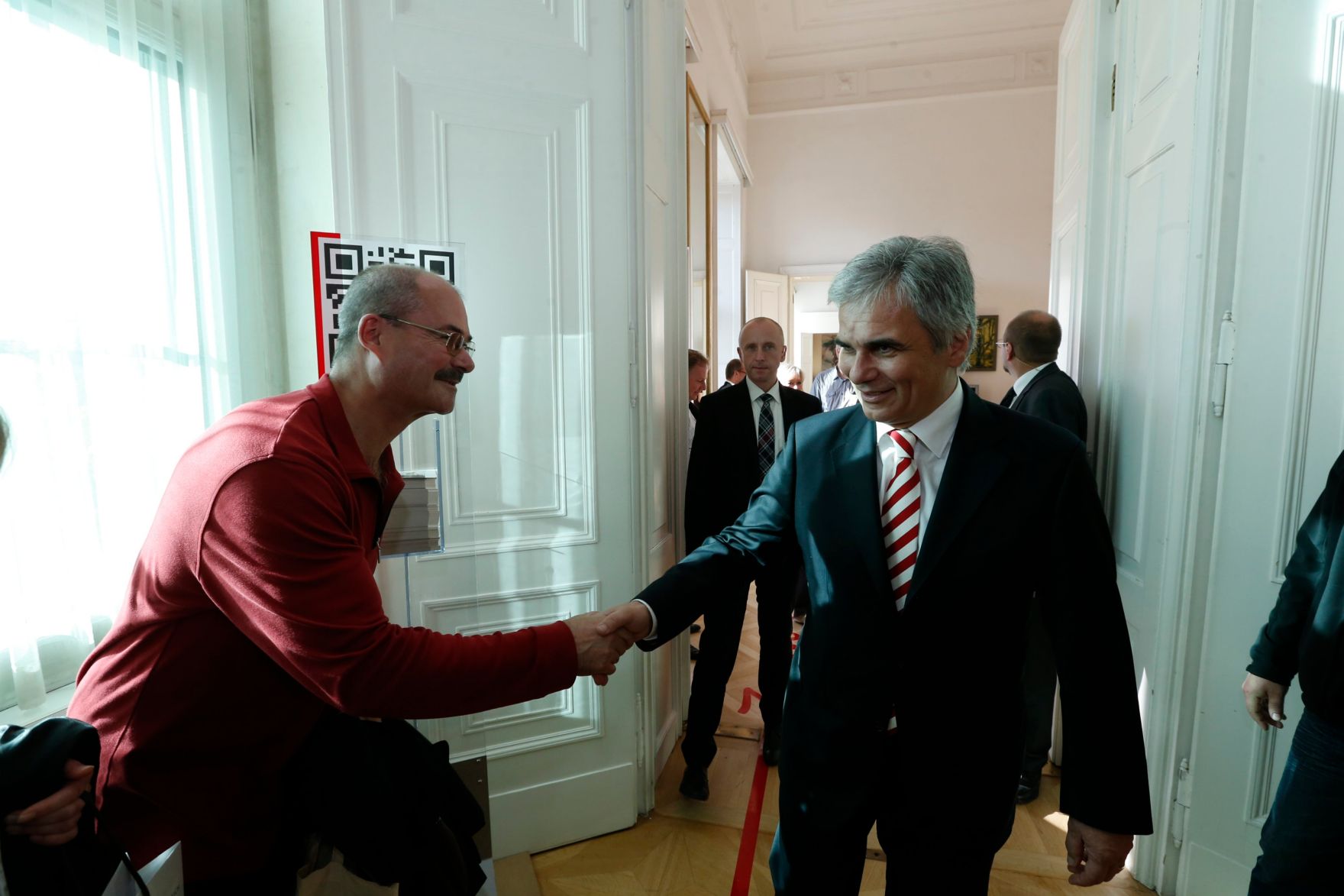 Am 26. Oktober 2013 empfing Bundeskanzler Werner Faymann im Rahmen des Nationalfeiertages Besucherinnen und Besucher im Bundeskanzleramt.