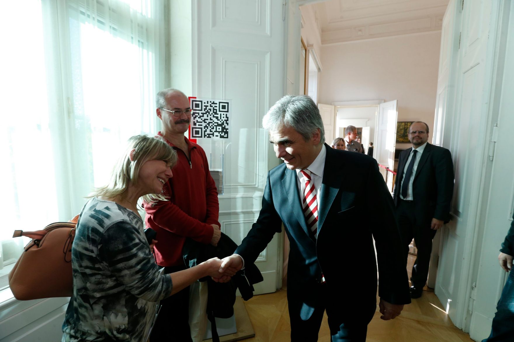 Am 26. Oktober 2013 empfing Bundeskanzler Werner Faymann im Rahmen des Nationalfeiertages Besucherinnen und Besucher im Bundeskanzleramt.
