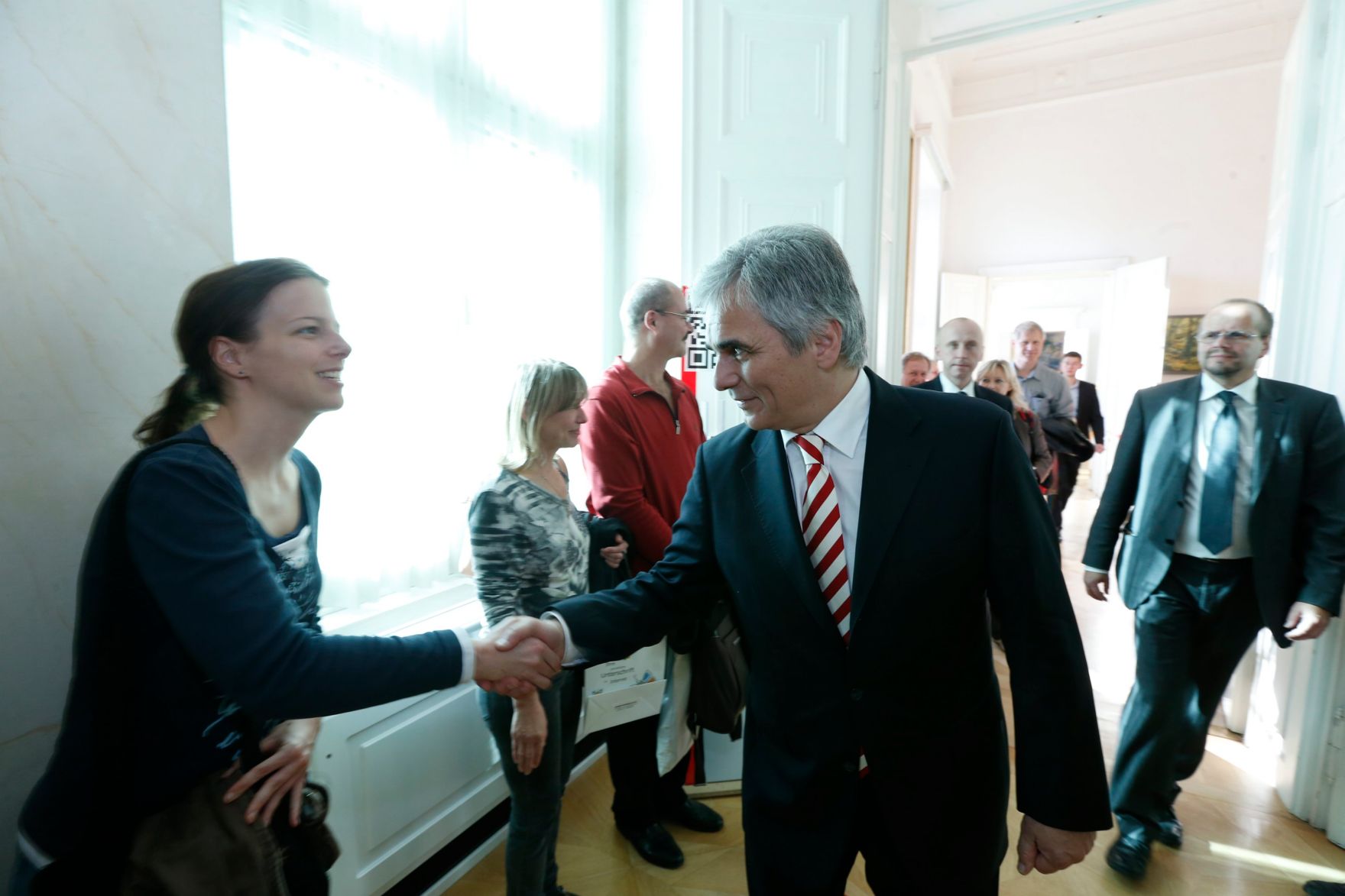 Am 26. Oktober 2013 empfing Bundeskanzler Werner Faymann im Rahmen des Nationalfeiertages Besucherinnen und Besucher im Bundeskanzleramt.