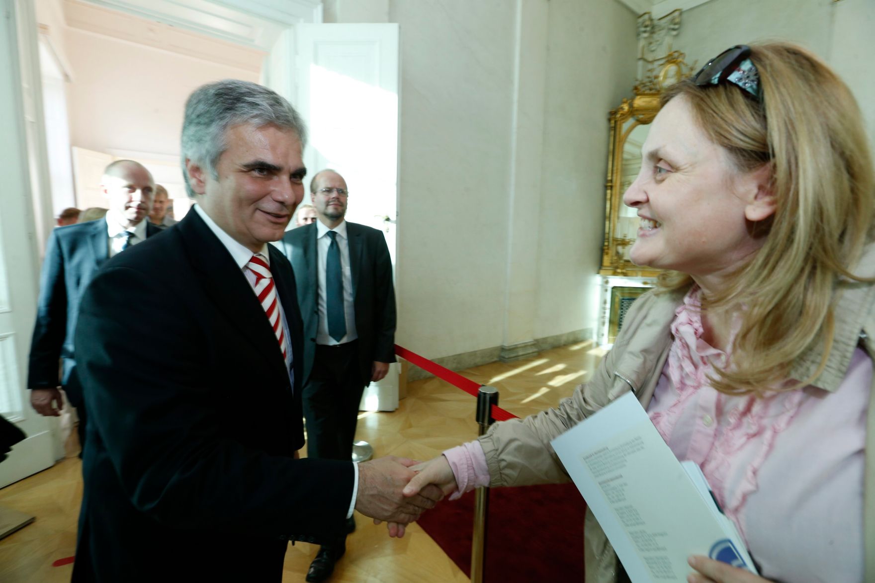 Am 26. Oktober 2013 empfing Bundeskanzler Werner Faymann im Rahmen des Nationalfeiertages Besucherinnen und Besucher im Bundeskanzleramt.