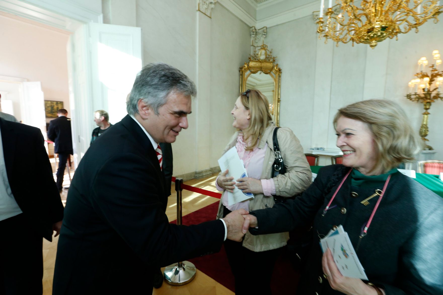 Am 26. Oktober 2013 empfing Bundeskanzler Werner Faymann im Rahmen des Nationalfeiertages Besucherinnen und Besucher im Bundeskanzleramt.