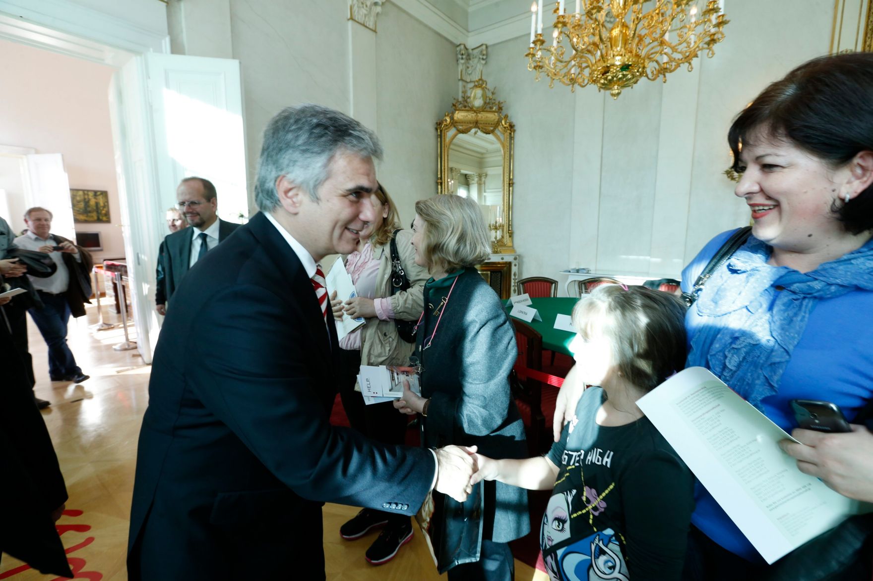 Am 26. Oktober 2013 empfing Bundeskanzler Werner Faymann im Rahmen des Nationalfeiertages Besucherinnen und Besucher im Bundeskanzleramt.