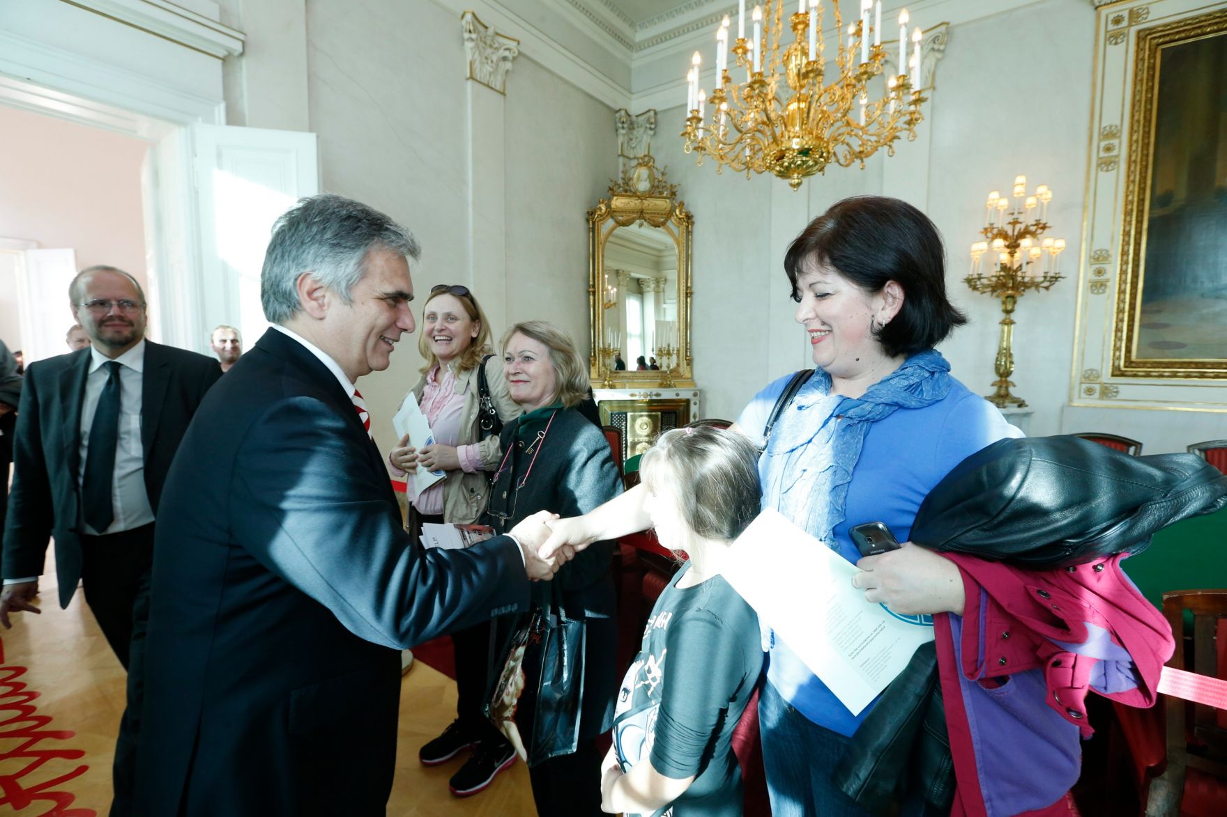 Am 26. Oktober 2013 empfing Bundeskanzler Werner Faymann im Rahmen des Nationalfeiertages Besucherinnen und Besucher im Bundeskanzleramt.