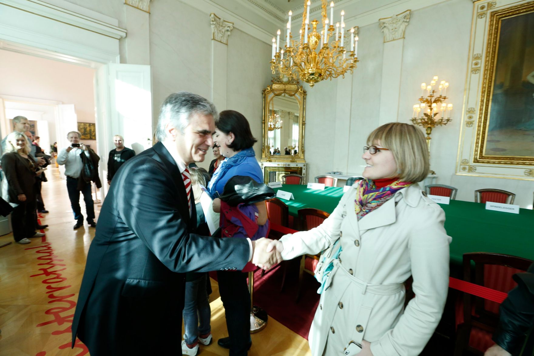 Am 26. Oktober 2013 empfing Bundeskanzler Werner Faymann im Rahmen des Nationalfeiertages Besucherinnen und Besucher im Bundeskanzleramt.
