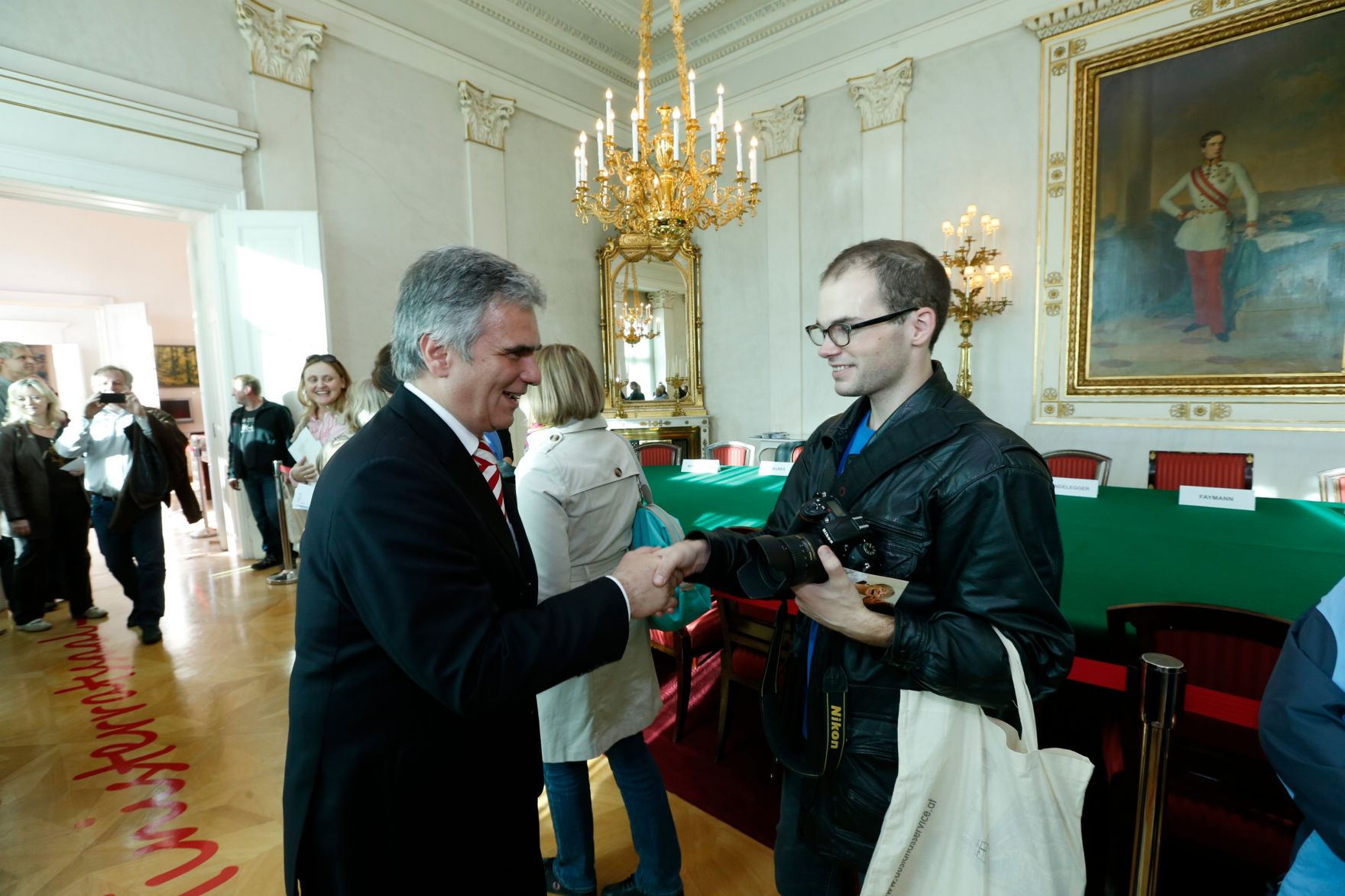 Am 26. Oktober 2013 empfing Bundeskanzler Werner Faymann im Rahmen des Nationalfeiertages Besucherinnen und Besucher im Bundeskanzleramt.