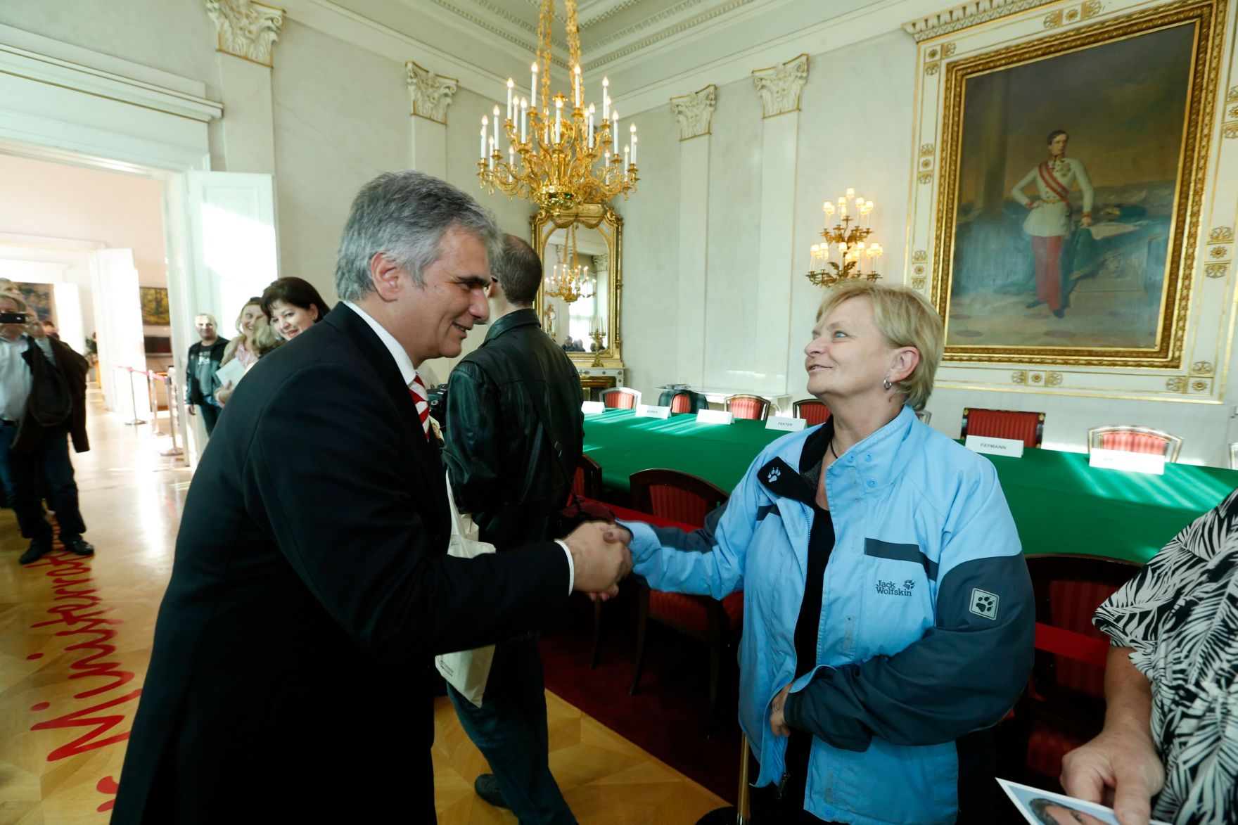 Am 26. Oktober 2013 empfing Bundeskanzler Werner Faymann im Rahmen des Nationalfeiertages Besucherinnen und Besucher im Bundeskanzleramt.