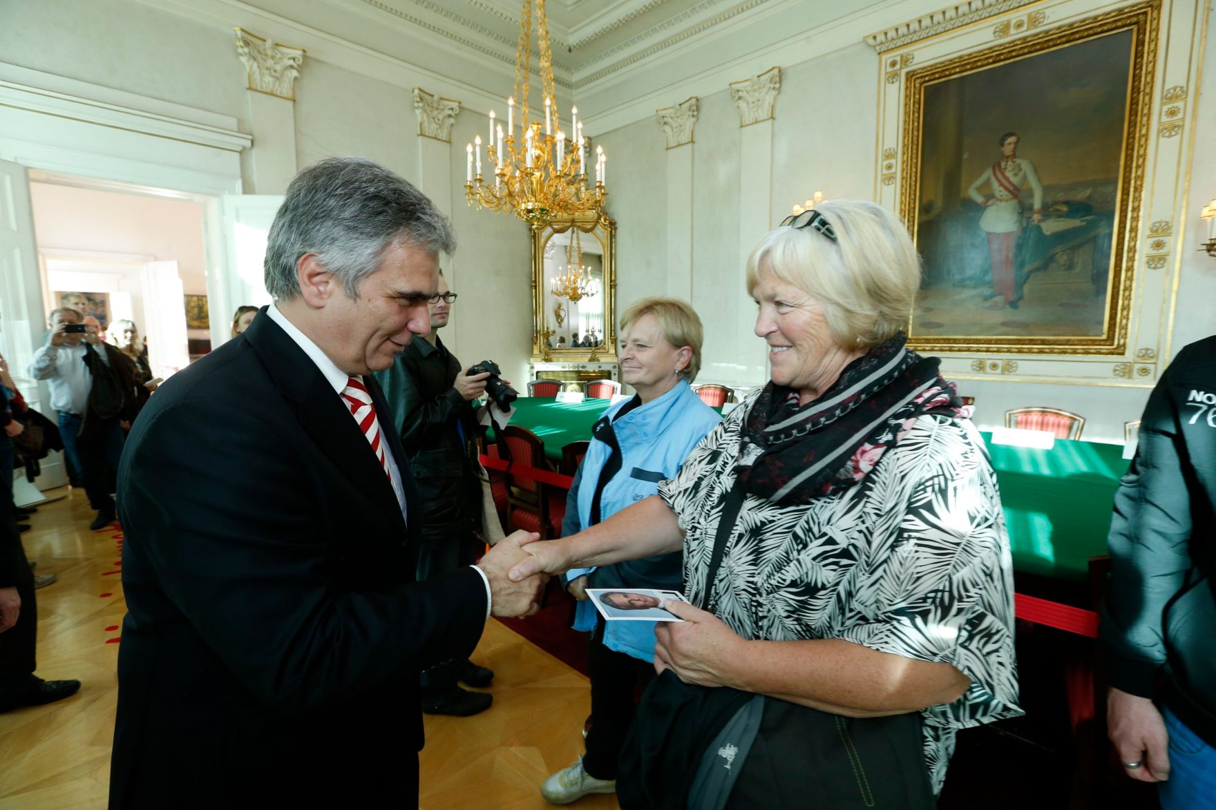 Am 26. Oktober 2013 empfing Bundeskanzler Werner Faymann im Rahmen des Nationalfeiertages Besucherinnen und Besucher im Bundeskanzleramt.