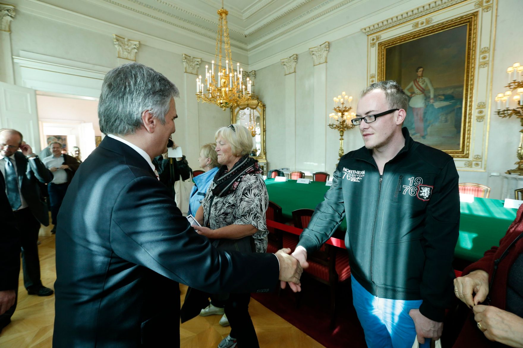 Am 26. Oktober 2013 empfing Bundeskanzler Werner Faymann im Rahmen des Nationalfeiertages Besucherinnen und Besucher im Bundeskanzleramt.