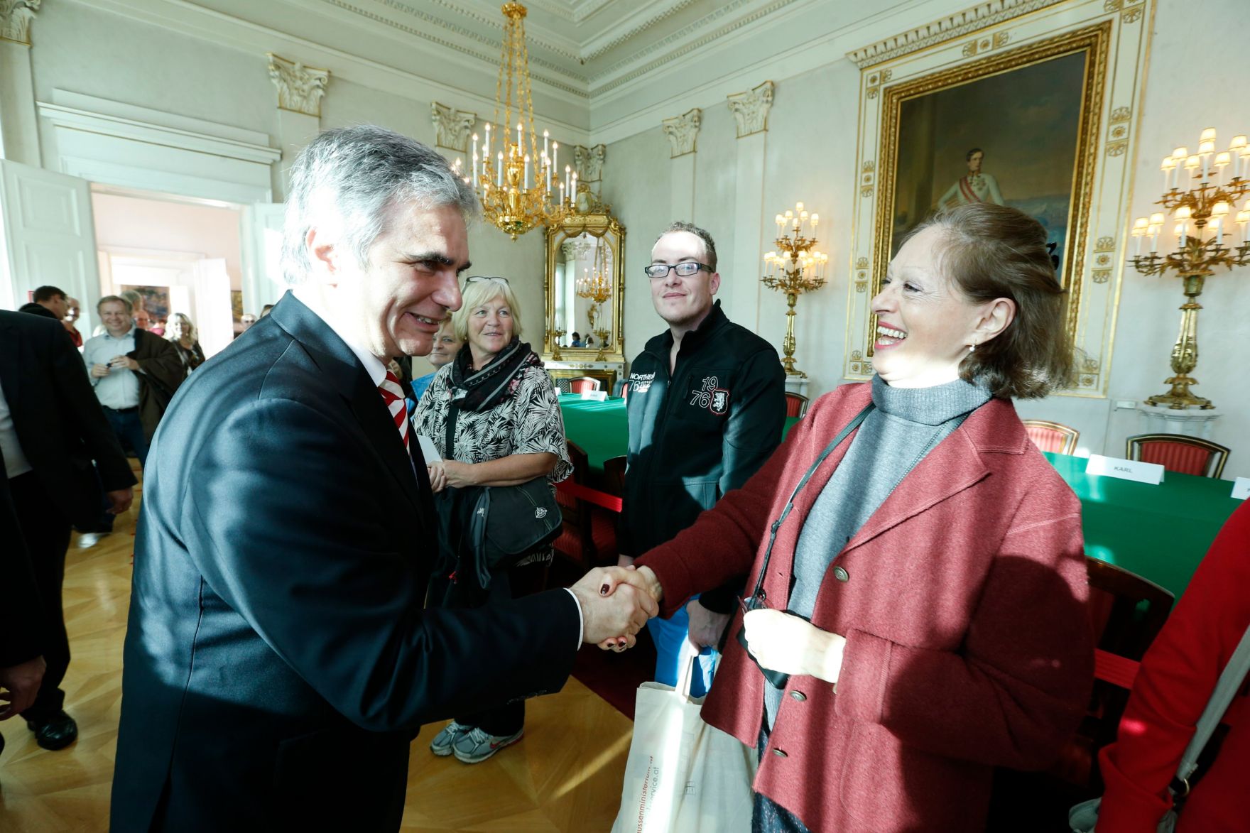 Am 26. Oktober 2013 empfing Bundeskanzler Werner Faymann im Rahmen des Nationalfeiertages Besucherinnen und Besucher im Bundeskanzleramt.