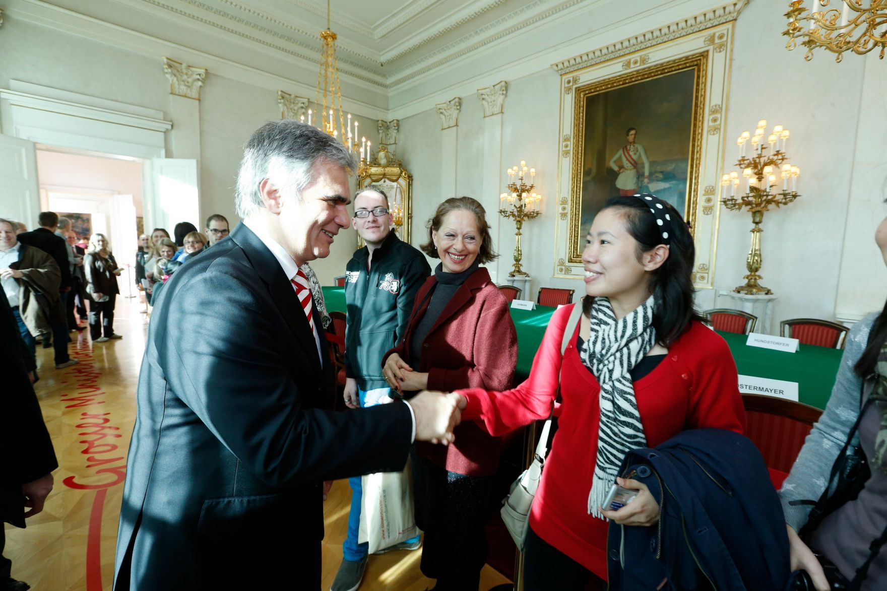 Am 26. Oktober 2013 empfing Bundeskanzler Werner Faymann im Rahmen des Nationalfeiertages Besucherinnen und Besucher im Bundeskanzleramt.