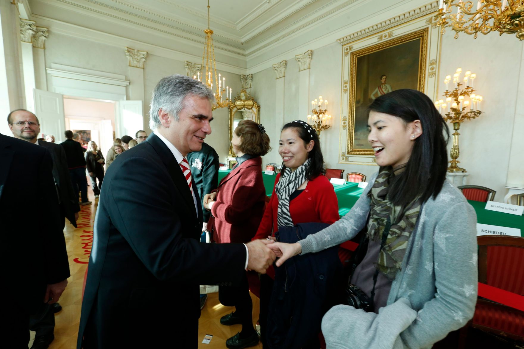 Am 26. Oktober 2013 empfing Bundeskanzler Werner Faymann im Rahmen des Nationalfeiertages Besucherinnen und Besucher im Bundeskanzleramt.
