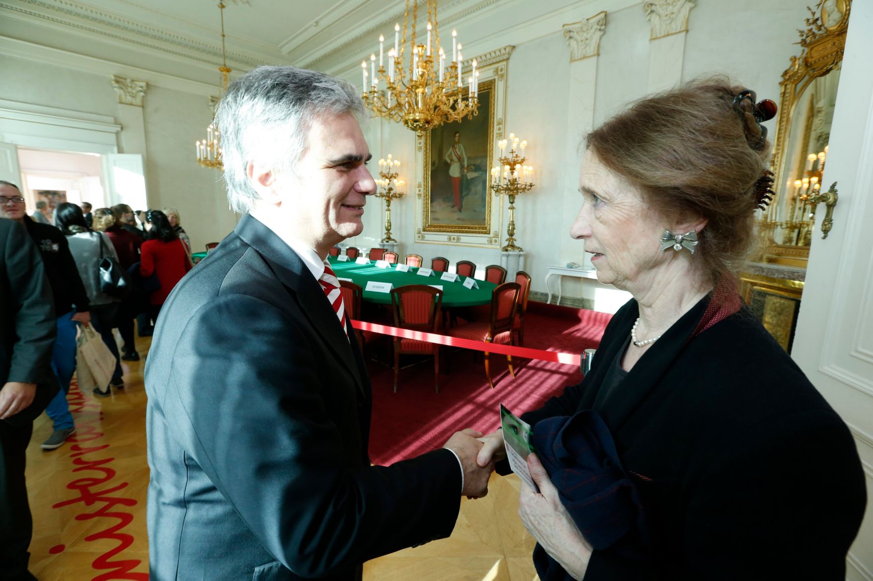 Am 26. Oktober 2013 empfing Bundeskanzler Werner Faymann im Rahmen des Nationalfeiertages Besucherinnen und Besucher im Bundeskanzleramt.