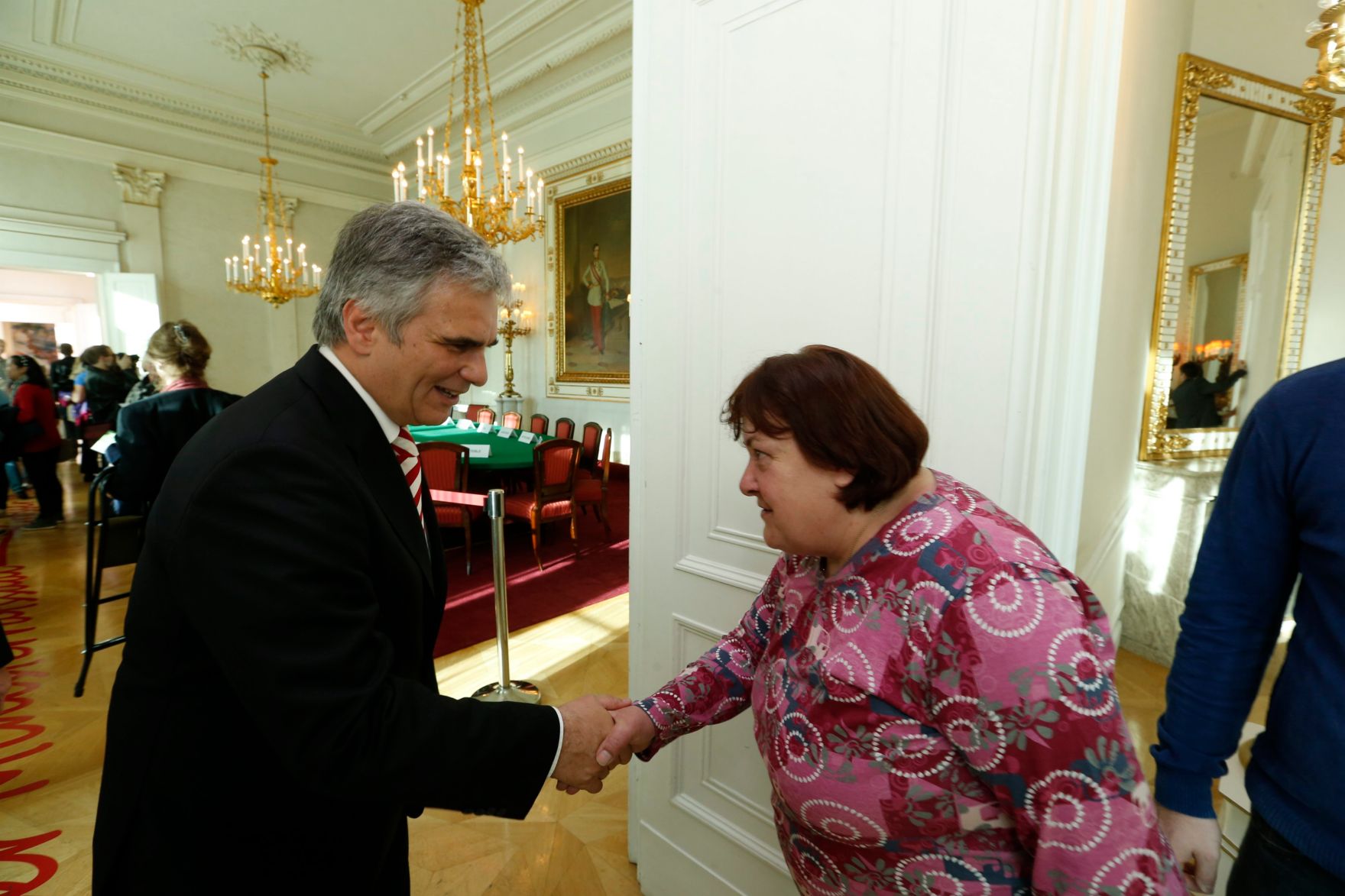 Am 26. Oktober 2013 empfing Bundeskanzler Werner Faymann im Rahmen des Nationalfeiertages Besucherinnen und Besucher im Bundeskanzleramt.